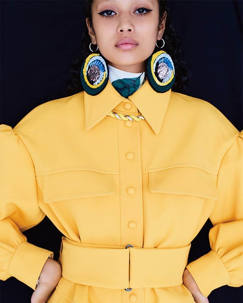 のインスタグラム：「Numéro TOKYO December 2020 No.142﻿ 田中杏子のリアル・モード Vol.109 a pop of playfulness﻿ ﻿ 無駄がなく、美しいクラシックスタイルが目立った2020-21年秋冬コレクションでは、パーソナリティを大切にするデザイナーたちの思いが込められていた。そんなクリエーションを生かして、自分らしさを輝かせる着こなしを田中杏子が新提案。それぞれのフィルターを通して、自分流のモードを楽しもう。﻿ ﻿ Photos：Yusuke Miyazaki﻿ Fashion Director：Ako Tanaka﻿ Hair：Asashi﻿ Makeup：Nobuko Maekawa﻿ Edit & Text：Midori Oiwa, Shiori Kajiyama﻿ ﻿ @numerotokyo #numerotokyo #numerotokyo142 #numerotokyofashionstory」