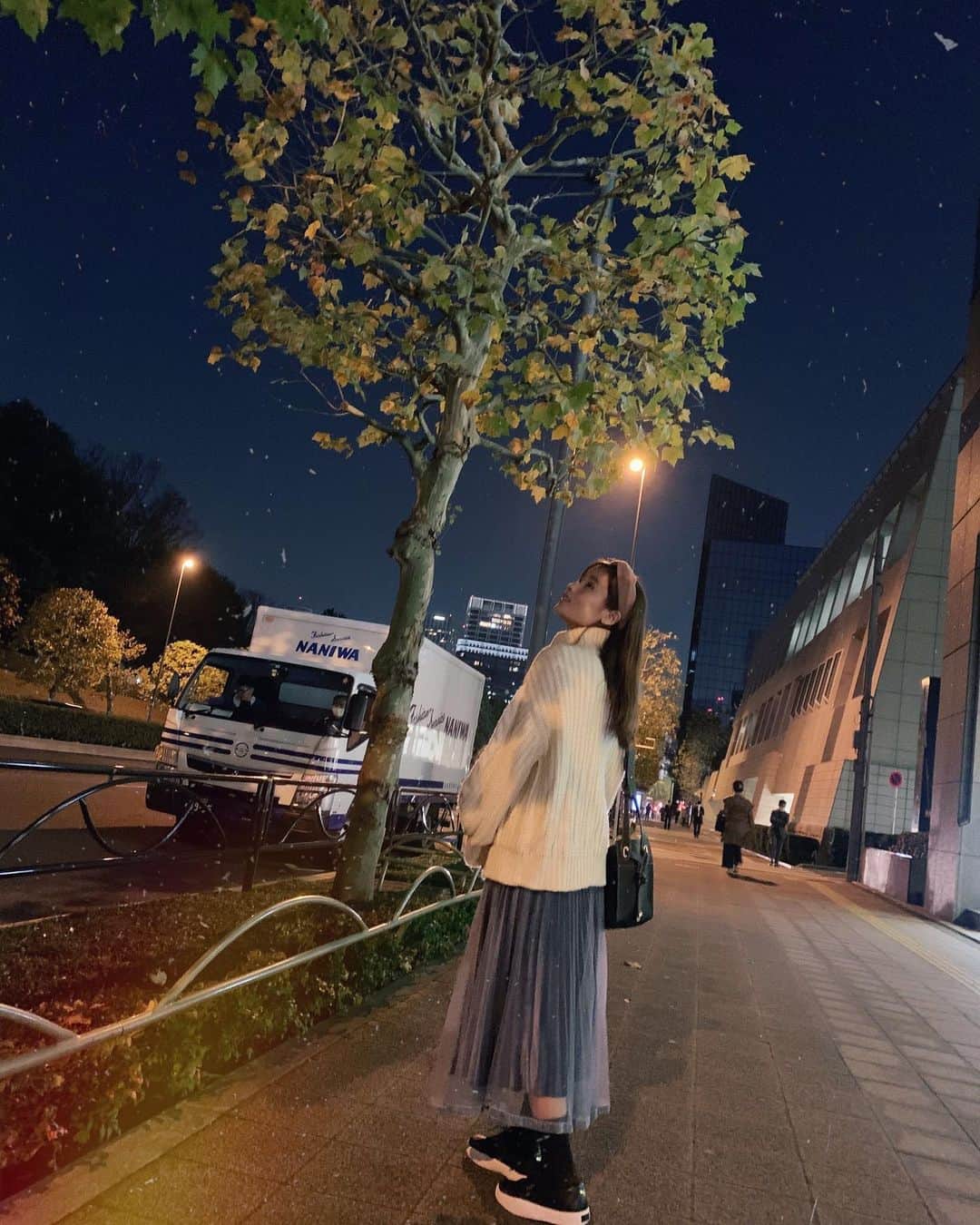 秋山ゆずきのインスタグラム：「. . 日が暮れるのが早くなりましたね‪‪☺︎‬ 明日からとっても寒いらしいので 上着着ないで出かけられるの 今日だけかな  私とっても方向音痴なんだけど 2日連続で2人のマネージャーさんから 「なんで方向音痴の人って 2択しかない時逆いくんですかね」 って言われたよ  私も気になる。  なんで逆いくんだろ🤦‍♀️しかも 自信満々にね。  摩訶不思議なお話でした‪‪☺︎‬🌙*ﾟ  #いちょう並木」