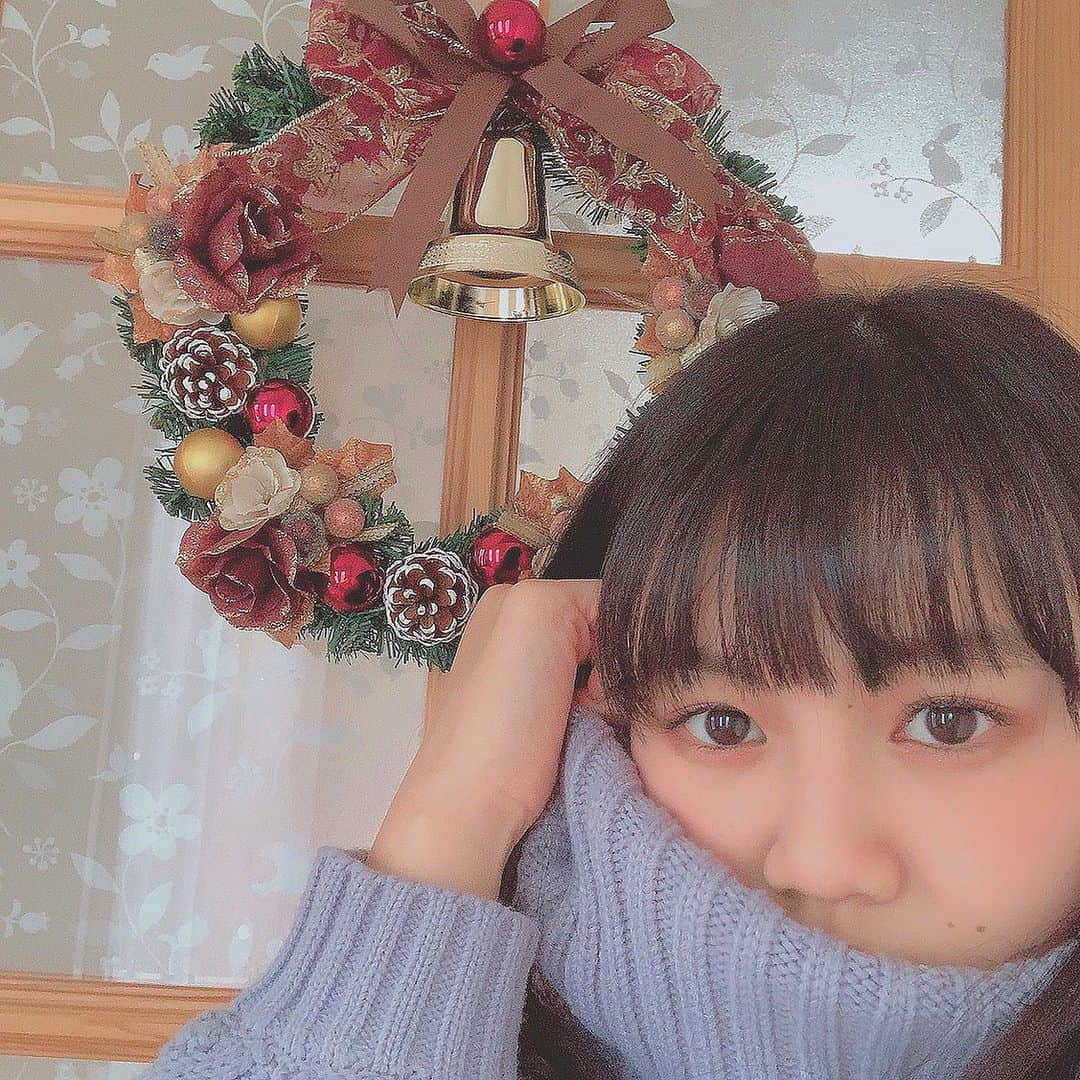 吉川ひよりさんのインスタグラム写真 - (吉川ひよりInstagram)「﻿ ✿ ✿ ✿ ✿ ﻿ ﻿ Christmas wreathe⸜❤︎⸝﻿ ﻿ ときクリまで今日で丁度1ヶ月🎄🎅🎁﻿ ﻿ リース可愛いでしょ〜☺︎☺︎☺︎﻿ 今日、トイザらスのクリスマスのチラシはいってたの〜!!もうひよりの欲しいものは載ってなかったです😂﻿ ﻿ この季節ワクワクして好きだぁ〜♡!!﻿ ﻿ ﻿ #piyochanstagram﻿ #christmaswreathe ﻿ #クリスマス　#先取り﻿ #ニット　﻿ #親友とおそろっち﻿ #色んな表情﻿ #ぽう　﻿ #instagood ﻿ #instalove #follow﻿ ﻿ ﻿」11月26日 18時40分 - hiyori_yoshikawa_official