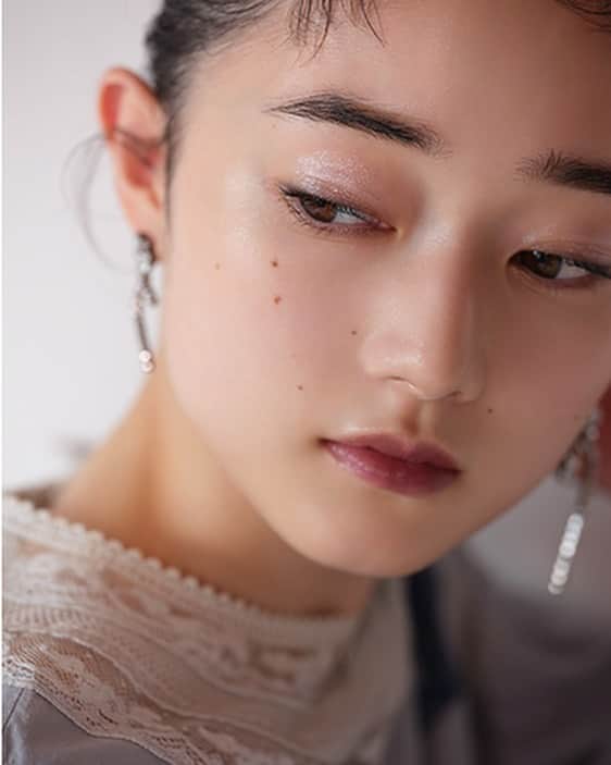 Fashion Headlineのインスタグラム：「ローラ メルシエ（LAURA MERCIER）のホリデーコレクション「バレエ ア パリ（BALLET à PARIS）」が発売中!  バレリーナの優雅さにインスパイアされた本コレクションは、限りなくシアーで繊細なのに存在感を放つ品格のあるカラーパレットやテクスチュアが儚いほどに美しく、心がときめくような美しい佇まいで洒落感がありながらもデイリーに使いやすい! と発売早々話題に。  可愛くって素敵で実用性の高い限定コスメってついつい手を伸ばしてしまいます。もうコフレは買ったしなーっていう人も多いと思いますが、ローラメルシエのコフレはまだチェックしてなかった! という人がいたら、ぜひ、こちらも一度みてみて欲しいなと思います。  個人的には今季一番気になったクリスマスコフレかもしれません。  アイテムの詳細は、下記に記載のFASHION HEADLINE掲載記事にて。  check☞ @fashionheadlinejpn website beauty tab バレリーナの優雅さにインスパイアされたローラ メルシエのホリデーコレクション https://www.fashion-headline.com/article/56305」