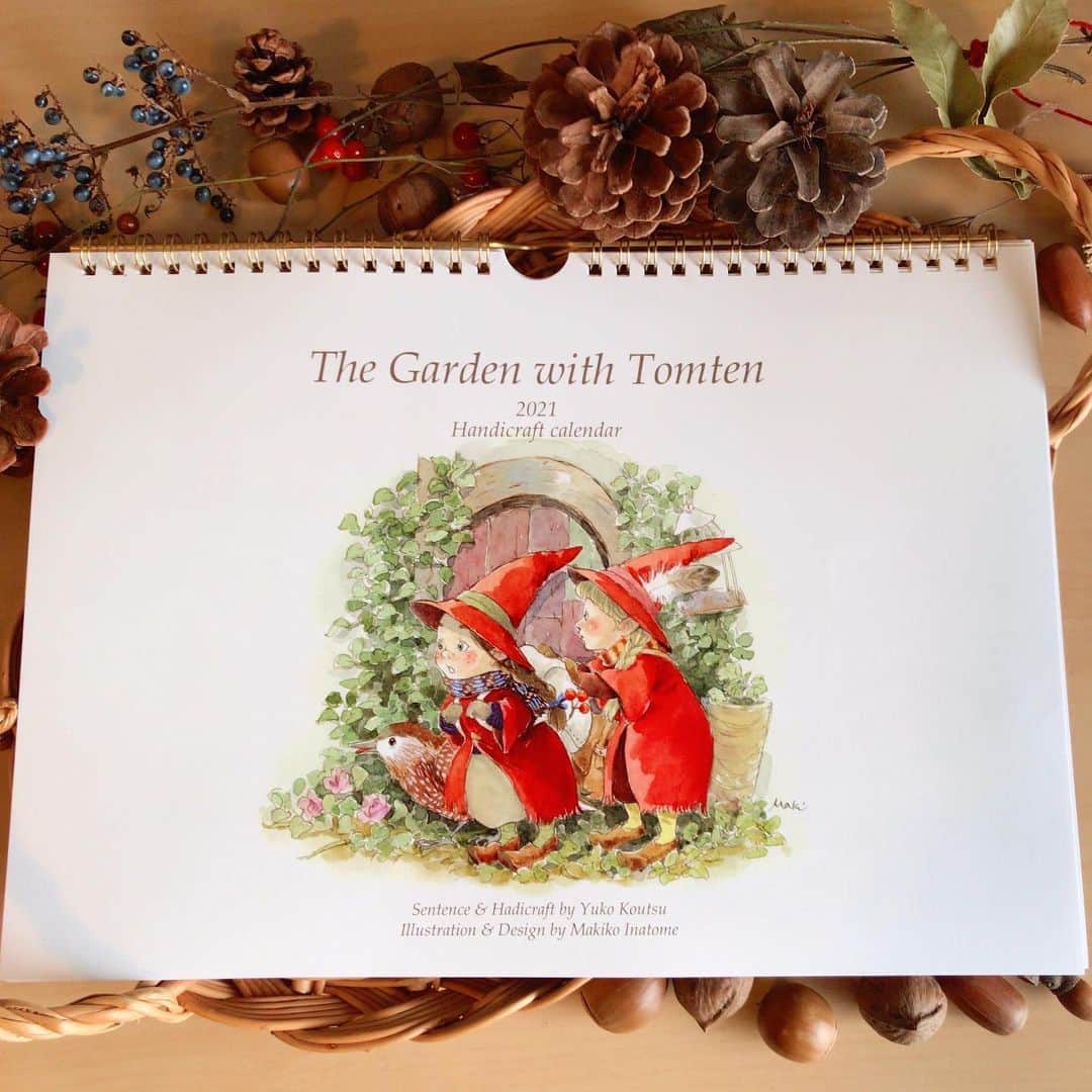 イラストレーター山崎牧子さんのインスタグラム写真 - (イラストレーター山崎牧子Instagram)「こんばんは🌟 2021年カレンダー The Garden with Tomten ナチュラルハーモニーさんの @n_harmony1128  お庭にやって来たトムテたちと、 12ヶ月の植物や、手仕事の楽しみ をご紹介する絵本のような カレンダーです♪ 12月最初の週には仕上がって来る 予定です😌 先日より、DMでのご予約もたくさん いただき、ありがとうございます。 引き続きご予約もお受けしております。 数に限りがありますので、ご予約の際は お早めにお願いいたします。 また、12月はhyggeさんでの @cafe_hygge  ささやかな原画展もさせて いただきます。 お取置きと、原画展での お渡しもできますので、 どうぞよろしくお願いいたします😌 12月8日(火)〜12日(土)迄 詳しくは後ほどお知らせいたします。 #2021年カレンダー#カレンダー#手仕事のある暮らし#水彩画#トムテ#いなとめまきこ#イラスト#イラストレーター#犬#グレートピレニーズ#バーニーズマウンテンドッグ#猫#illustrator#artwork#calendar2021#illustration#watercolor#dog」11月26日 18時40分 - makiko.inatome