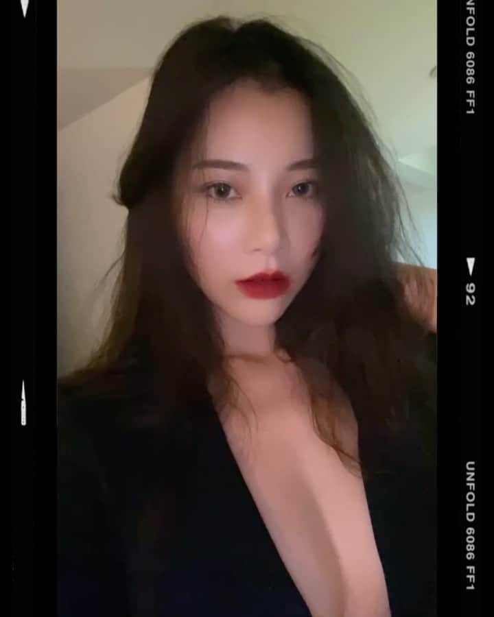 張香香のインスタグラム：「昨天暖壽主題是西裝外套 想說辣一下結果很害羞😳 只穿了十分鐘就換掉了🤣」