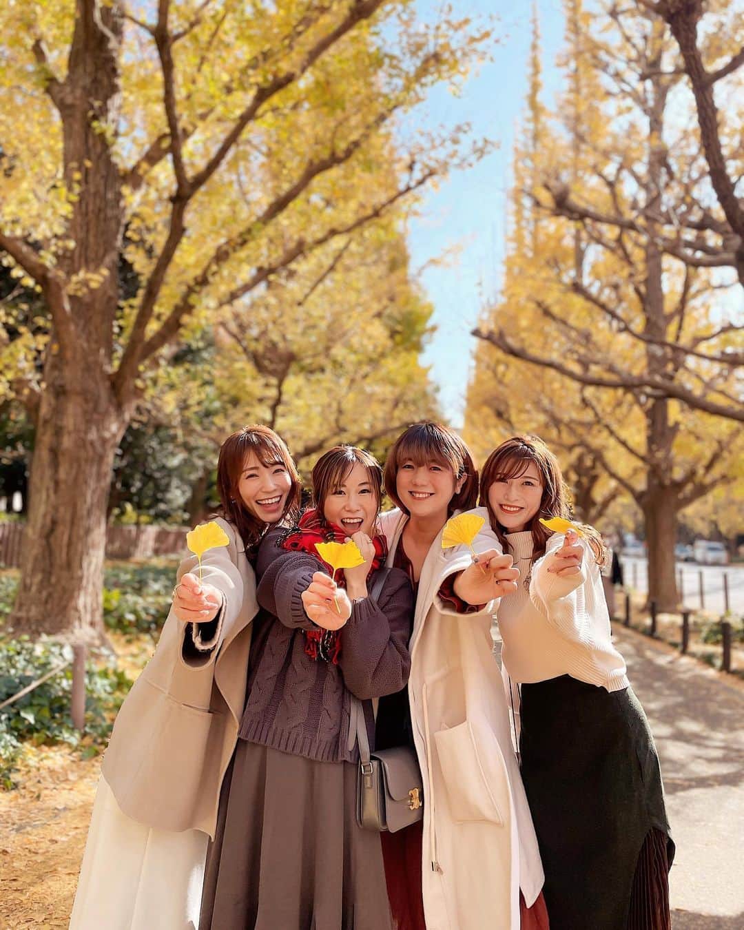 のインスタグラム：「𝐺𝑖𝑛𝑘𝑔𝑜 𝑟𝑜𝑤 𝑜𝑓 𝑡𝑟𝑒𝑒𝑠. 🍂 まだ黄色い銀杏の葉も散らずに残ってたし、 外を歩いてるだけだから、 平日の昼間は密じゃないし、 紅葉楽しめました✨  コーデは後日詳細投稿するね😊 @rococo39  @shizuka.watanabe  @yoka1124 と。  photo by @shuntosato   この後は ベルコモでよーたんのお誕生日をお祝いしました💗 毎年一緒にお祝いできて嬉しいよ☺️💗 おめでとう🎊💗  #銀杏並木 #いちょう並木 #紅葉 #紅葉狩り #カジュアルコーデ#ママコーデ#きれいめカジュアル#神宮外苑いちょう並木 #きれいめコーデ#写真好きな人と繋がりたい #ファインダー越しの世界 #タビジョ#genic_japan#tokyocovergirls #東京女子部」
