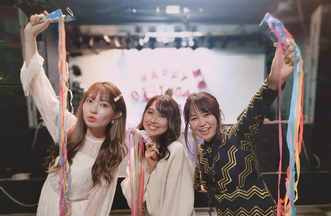 小池ジョアンナのインスタグラム：「共演した #兵庫ゆかり ちゃん、#yuika ちゃん✨✨  MC中のゲームで一緒にバトルしたり、(見事勝てたね！！笑) 色んなお話しもとっても楽しかった❣️  サプライズの登場はドキドキだったね…🎂笑  2人共ありがとうございました☺️🎉💓  写真はフォトタイムの #ハモスイ をバックに🎈  #happybirthday #birthday #birthdayparty #live #stage #decoration #cracker #surprise」