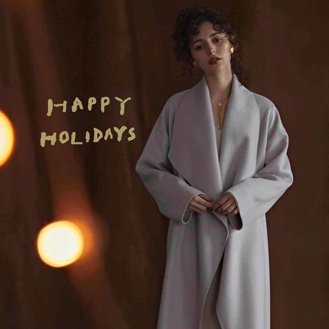 エリオポールのインスタグラム：「﻿HAPPY HOLIDAYS 11.27.fri - 12.25.thu . いつもより少しドレスアップをして、気分を上げて。 寒い冬こそ、きれいなニュアンスカラーを取り入れ、柔らかく暖かな素材を身にまとったワントーンスタイルが新鮮です。ベーシックアイテムにトレンドをプラスするのがエリオポール流。華奢で肌なじみの良いアクセサリーや、小ぶりで上品なバッグなど、優雅でフェミニンな雰囲気を演出して。 . . PRESENT お買い上げのお客様に、人気イラストレーター塩川いづみさんのイラストを施したクリスマスカード（vol.2）をプレゼントいたします。ご家族やご友人など“大切な人”へ、手書きのメッセージで感謝や想いを伝えてみませんか。 ＊なくなり次第、終了となります。 ＊一部、対象外店舗がございます。 . . . @heliopole_official . #HELIOPOLE #エリオポール #HAPPYHOLIDAYS #Xmas #noel #2020aw #autumnwinter #selectshop #fashion」