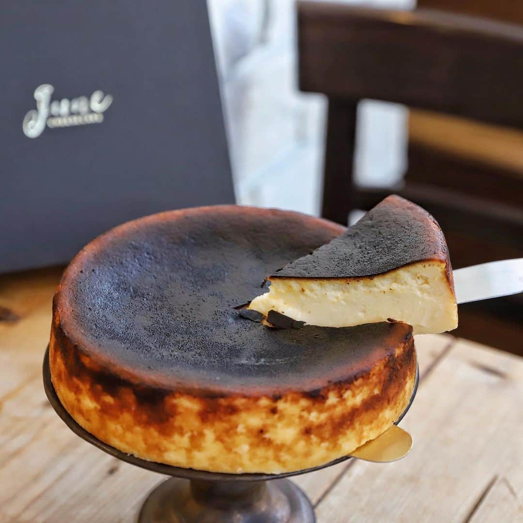 きょん。さんのインスタグラム写真 - (きょん。Instagram)「.  .  JUNE CHEESECAKE  完全予約制の お取り寄せチーズケーキ @june_cheesecake   保存料も添加物も グルテンまでフリー。  それだけでも 惹かれちゃうのに、 信じられないくらいに このバスチー 生き生きとしていて。  なにより "チーズケーキより チーズケーキらしく”。  このフレーズに やられた。  幸。  #junecheesecake #cheesecake#バスチー #japanesesweets#pr」11月26日 18時50分 - kyon_tokiiro