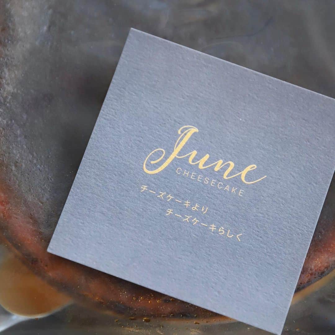 きょん。さんのインスタグラム写真 - (きょん。Instagram)「.  .  JUNE CHEESECAKE  完全予約制の お取り寄せチーズケーキ @june_cheesecake   保存料も添加物も グルテンまでフリー。  それだけでも 惹かれちゃうのに、 信じられないくらいに このバスチー 生き生きとしていて。  なにより "チーズケーキより チーズケーキらしく”。  このフレーズに やられた。  幸。  #junecheesecake #cheesecake#バスチー #japanesesweets#pr」11月26日 18時50分 - kyon_tokiiro