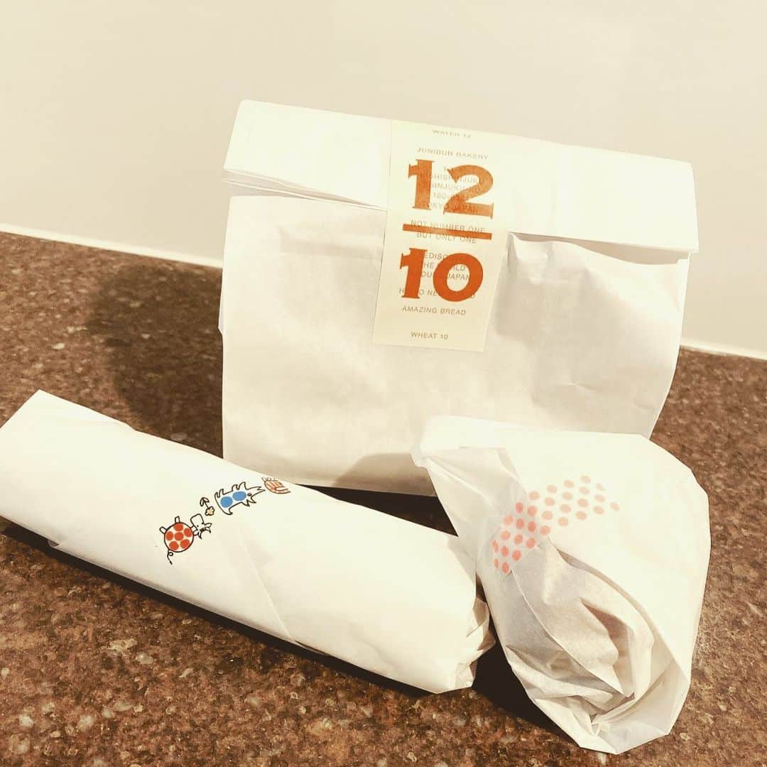 永井裕子さんのインスタグラム写真 - (永井裕子Instagram)「ここのパンが大好きなのぉ😍 今回は マロンフランス🧡 ショコラオレ💛  カロリー？気にしない気にしない😂 食べるときは食べるぅ❤️❤️❤️  #永井裕子  #パン好き女子  #じゅうにぶんベーカリー  #マロンフランス  #ショコラオレ」11月26日 18時42分 - yuko_nagai_