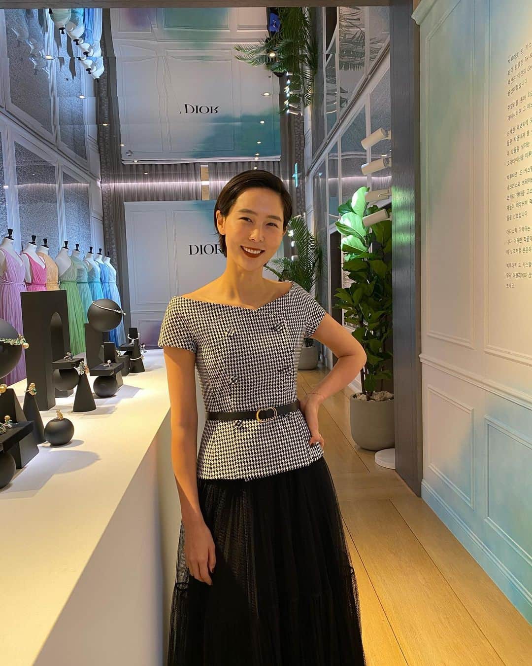 キム・ナヨンさんのインスタグラム写真 - (キム・ナヨンInstagram)「#광고 Tie & Dior 파인주얼리 컬렉션에 초대받아서 다녀왔어요. 반짝거리는 아름다운 보석들로 눈호강 잔뜩하고 행복한 시간 보냈습니다. 고마워요 디오르 🖤 🧊💎✨🌈  @VictoiredeCastellane #Dior #DiorHauteJoaillerie @dior」11月26日 18時42分 - nayoungkeem