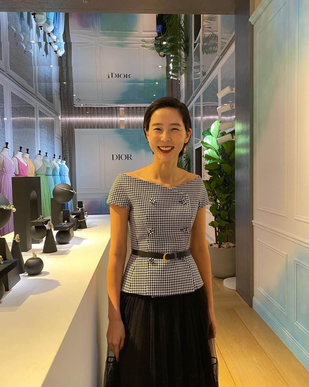キム・ナヨンさんのインスタグラム写真 - (キム・ナヨンInstagram)「#광고 Tie & Dior 파인주얼리 컬렉션에 초대받아서 다녀왔어요. 반짝거리는 아름다운 보석들로 눈호강 잔뜩하고 행복한 시간 보냈습니다. 고마워요 디오르 🖤 🧊💎✨🌈  @VictoiredeCastellane #Dior #DiorHauteJoaillerie @dior」11月26日 18時42分 - nayoungkeem