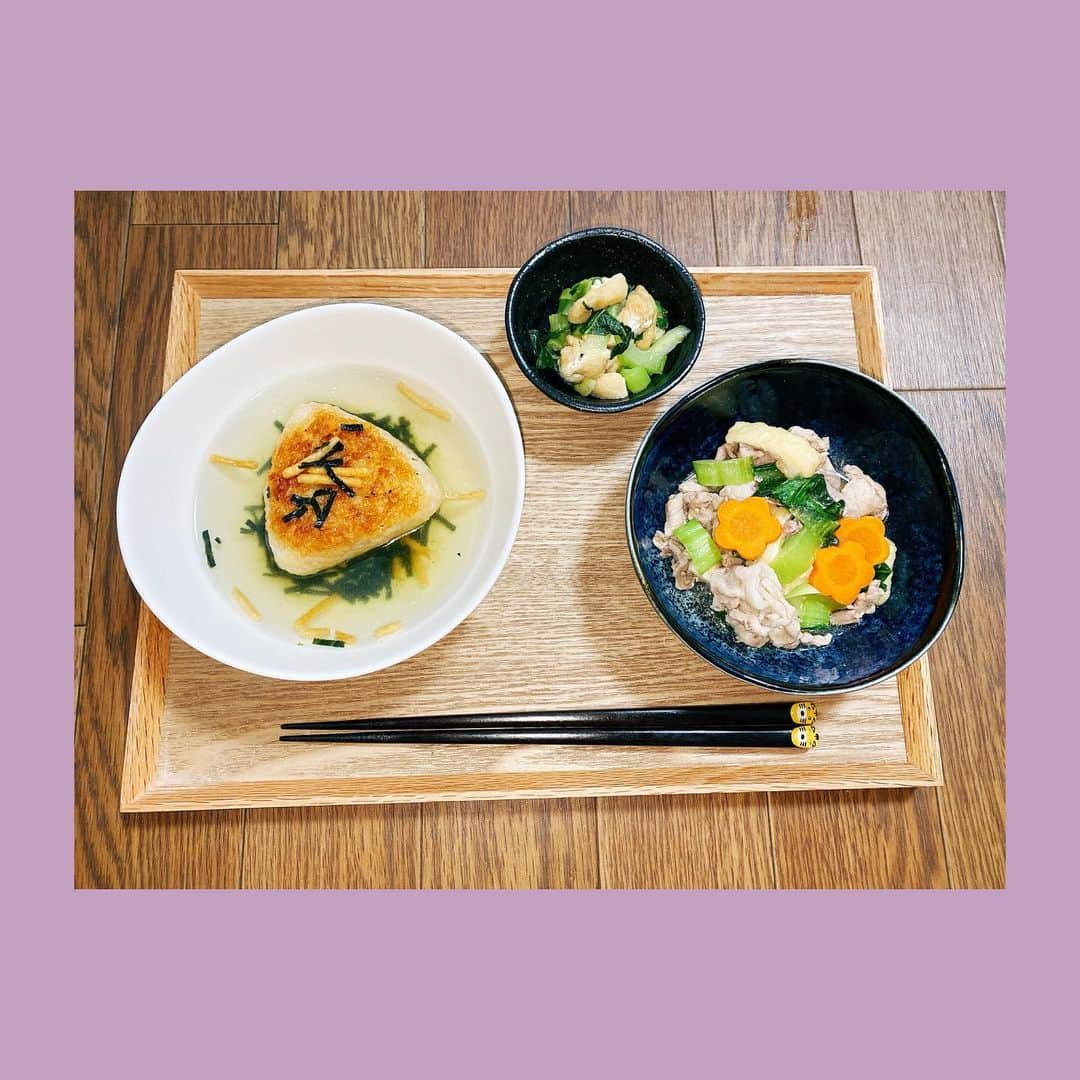 福島雪菜のインスタグラム：「今日の晩ごはん( ˶˙ᵕ˙˶ ) * ✧焼きおにぎりのお茶漬け ✧豚肉とチンゲンサイのとろみ煮 ✧チンゲンサイと油揚げの煮物 * 今日は、体に優しそうな晩ご飯です☺️ * * #手料理❤️ #おうちごはん」