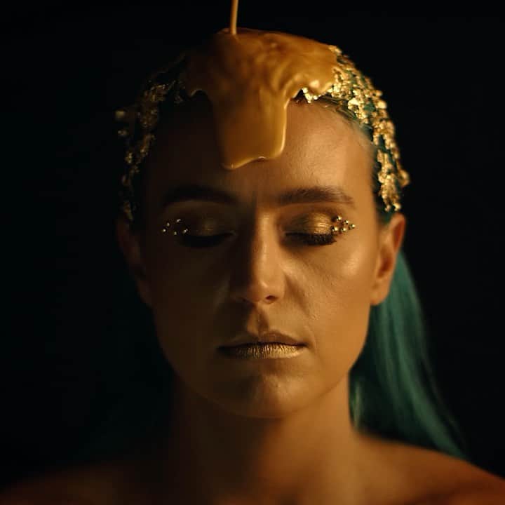 シェパードのインスタグラム：「Solid Gold video clip arrives tomorrow morning! Check it out to see what we look like completely drenched in gold syrup. It burned our eyeballs, but it tasted pretty good. Pros and cons. 🤷🏼‍♂️」