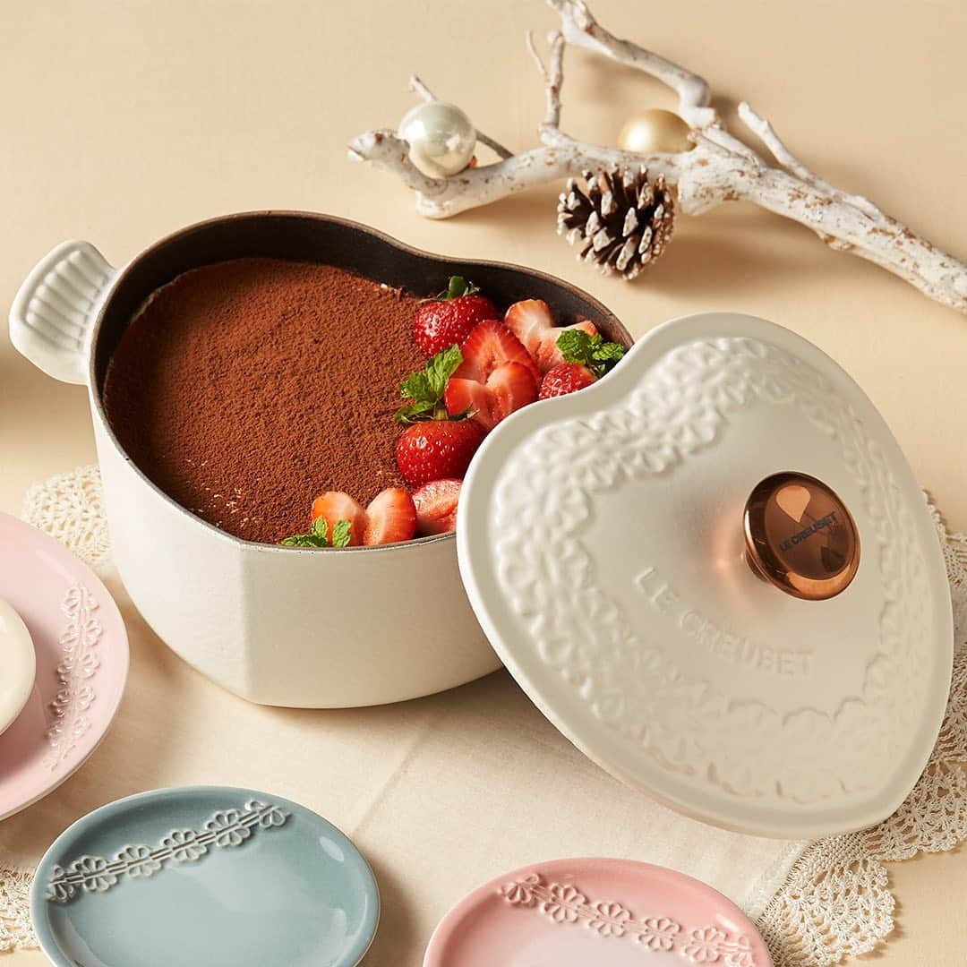 Le Creuset Japon　ル・クルーゼ ジャポンさんのインスタグラム写真 - (Le Creuset Japon　ル・クルーゼ ジャポンInstagram)「【ル・クルーゼ公式レシピ】いちごティラミス ほんのりといちごが香る生地とマスカルポーネクリーム、いちごをマッチングさせたティラミスです。 材料 [5～6人分／ココット・ダムール使用］ ＜スポンジ生地＞ 卵 1個 砂糖 30g 薄力粉 35g 牛乳 大さじ1 バター 5g いちごジャム 大さじ1 　 ＜シロップ＞ インスタントコーヒー 大さじ１ 水 大さじ5 砂糖 大さじ2 ブランデー 大さじ1 　 ＜マスカルポーネクリーム＞ マスカルポーネチーズ 150g 砂糖 70g 卵黄 1個分 生クリーム 200ml 　 いちご 10粒 ココアパウダー 適量 飾り用いちご 適宜 ミント 適宜 ＜下準備＞ ・牛乳とバターを耐熱容器に入れ、湯せんにあててバターを溶かしておく。 ・いちごジャムはなめらかになるまでよく混ぜておく。 ・オーブンは180℃に予熱する。 ・シロップの水を沸かし、インスタントコーヒー、砂糖を入れて溶かす。 ・粗熱が取れたらブランデーを加える。 ・いちごは薄切りにする。 ・鍋にサラダ油(分量外)を塗り、クッキングシートを敷く。 作り方 1. ボウルに卵を溶きほぐし、砂糖を加えてハンドミキサーの高速で白くもったりとするまで泡立てる。 2. 1に薄力粉をふるい入れ、スパチュラで切り混ぜる。半分ほど混ざったところで湯せんにあてた牛乳、バターといちごジャムを入れて粉気がなくなるまで混ぜる。 3. 鍋に2を流し入れ、180℃のオーブンで25分ほど焼く。粗熱が取れたら網に取り出し、厚さを半分に切る。鍋は冷ましておく。 4. ボウルにマスカルポーネを入れ、砂糖、卵黄、生クリームを順に加えてハンドミキサーで8分立てになるまで混ぜ合わせる。仕上げ用に1/3量取りおく。 5. 鍋に生地を1枚入れ、シロップの半量を塗る。いちごの半量を並べ、4のクリームを加えてならし、もう1枚の生地をのせ、残りのシロップを塗る。残りのいちごを並べ、取りおいたクリームを塗り広げ、ココアパウダーを茶こしでふり、飾り用のいちご、ミントを飾る。冷蔵庫で1時間ほど冷やす。  #ルクルーゼ #lecreuset #ルクルーゼのある食卓 #クッキングラム #cookingram #キッチングラム #テーブルウェア #キッチンウェア #手料理グラム #レシピ #食卓グラム #豊かな食卓 #デザート #大人のデザート #ティラミス #いちごティラミス #ココットダムール #スイーツ」11月26日 18時45分 - lecreusetjapon