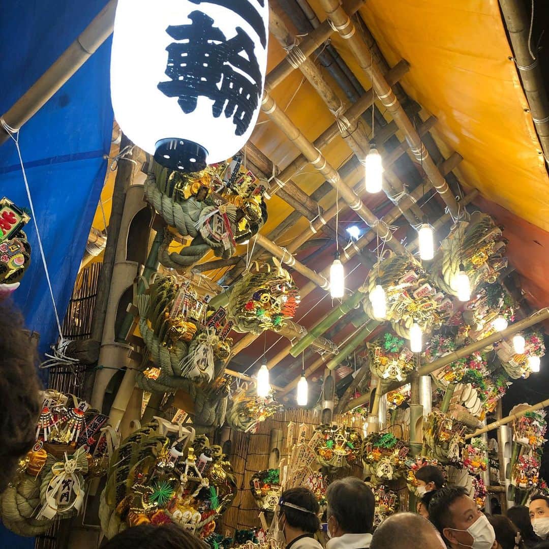 佐伯紅緒さんのインスタグラム写真 - (佐伯紅緒Instagram)「おとりさま。 今夜が最後の三の酉です。 神社の入り口で消毒と検温、密にならないよう徹底してます。 どうか来年の今頃は収束していますように。  #酉の市 #三の酉 #大鳥神社」11月26日 18時45分 - beniosaeki