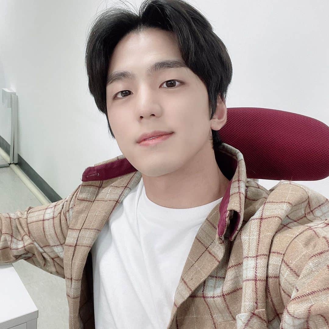 キム・ミンギュのインスタグラム：「오랜만에 반가웠습니다😁」