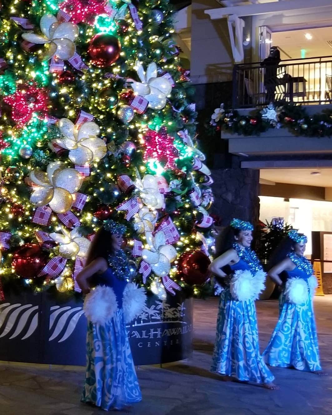 瀬川慶さんのインスタグラム写真 - (瀬川慶Instagram)「Annual Tree lighting Holiday Kick Off was success! @royalhwnctr クリスマスツリー点灯式、バーチャルでも大成功！  #hawaii #aloha #Waikiki  #royalhawaiiancenter # kalakauaavenue #annualevent #socialdistancing #holidaykickoff #thedaybeforethanksgiving  #maluproduction　#ハワイ　#アロハ　#ワイキキ　#ロイヤルハワイアンセンター　#バーチャル配信　#クリスマスツリー点灯式　#ホリデーシーズン　#瀬川慶　#無観客ライブ　#今年はバーチャル　#ホリデーキックオフ　#クリスマスだねぇ」11月26日 18時46分 - kei.segawa