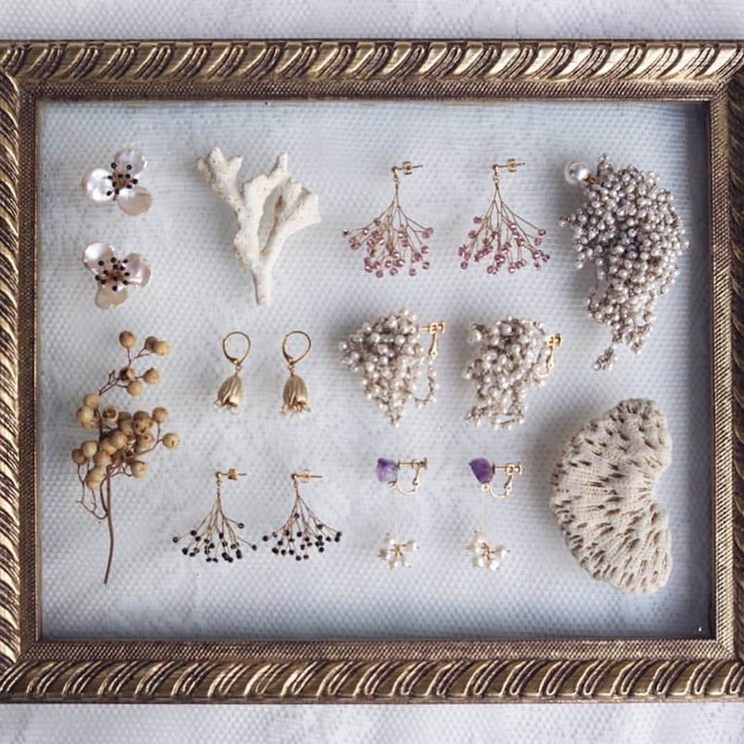 手紙社さんのインスタグラム写真 - (手紙社Instagram)「【「ブローチ博&耳飾りパーティー」出品者紹介：nui.】﻿ “自然”、“ありのまま”をコンセプトにしている「nui.（@____accessory.nui）」のアクセサリーは、モチーフだけでなく素材自体も天然石やパール、珊瑚など自然のものをベースとしています。天然の素材だからこそ、白・黒・赤などはっきりとした色味も発色が穏やかで肌馴染みが良く、上品に仕上がっています。今回は普段制作していないというブローチも登場！  ▶︎詳細はプロフィール「@textilefabrics」のリンクより公式サイトへ！  ＜「新しいオンラインフェスティバル・布博」開催概要＞﻿ 出展者によるオンラインミーティング開催期間：2020年12月14日（月）〜19日（土） オンラインショップ開設期間：2020年12月14日（月）〜26日（土）﻿ ※出展者によって開設期間が異なります﻿ 会場：新しいオンラインフェスティバル・布博 公式サイト﻿ ﻿ ◎「新しいオンラインフェスティバル・布博」は3本立て！﻿ 1. オンラインミーティング（番組）﻿ 出展者のアトリエ紹介や制作工程、作品への愛などを出展者からリアルタイムで直接聞くことができる番組を配信。﻿ 2. オンラインショッピング 出展者による新作や、ここでしか買えない限定作品、もちろん、定番商品も購入することができます！﻿ 3. ライブ番組﻿ ミーティング最終日に豪華アーティストによる音楽ライブや、スタイリストによるファッションコーディネートやお悩み相談会を生中継でお届けします！  #手紙社#手紙舎#tegamisha#布博#nunohaku#zoom#zoom講座#オンライン講座#オンラインイベント#オンライン#オンライン配信#オンライン開催#新しいオンラインフェスティバル#新しいオンラインフェスティバル布博#ブローチ博&耳飾りパーティー#ブローチ#耳飾り#ピアス#イヤリング#brooch#pierce#earring#nui.」11月26日 18時58分 - tegamisha