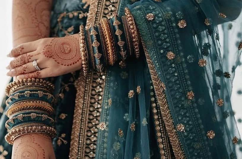 Indianstreetfashionさんのインスタグラム写真 - (IndianstreetfashionInstagram)「The details from this winter wedding are luxe 😍 #indianstreetfashion @indianstreetfashion #indianwedding  #wedding #weddingsofinstagram #instawedding  #covidweddingplanning #bridesofindia #bridesofinstagram #indianbridaloutfit #weddinglook  #bridestyle #weddingtrend #trend #jewellery #weddinginspo #weddingplanner #weddingblogger #destinationwedding #weddingchoreography #sangeetperformance #bridaljewellery #couture #weddingjewellery #weddingshopping #weddingseason #wedding2020」11月26日 18時58分 - indianstreetfashion