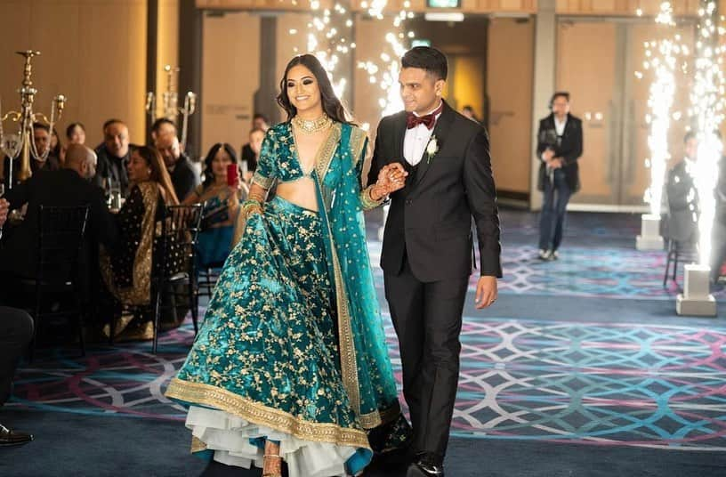 Indianstreetfashionさんのインスタグラム写真 - (IndianstreetfashionInstagram)「The details from this winter wedding are luxe 😍 #indianstreetfashion @indianstreetfashion #indianwedding  #wedding #weddingsofinstagram #instawedding  #covidweddingplanning #bridesofindia #bridesofinstagram #indianbridaloutfit #weddinglook  #bridestyle #weddingtrend #trend #jewellery #weddinginspo #weddingplanner #weddingblogger #destinationwedding #weddingchoreography #sangeetperformance #bridaljewellery #couture #weddingjewellery #weddingshopping #weddingseason #wedding2020」11月26日 18時58分 - indianstreetfashion