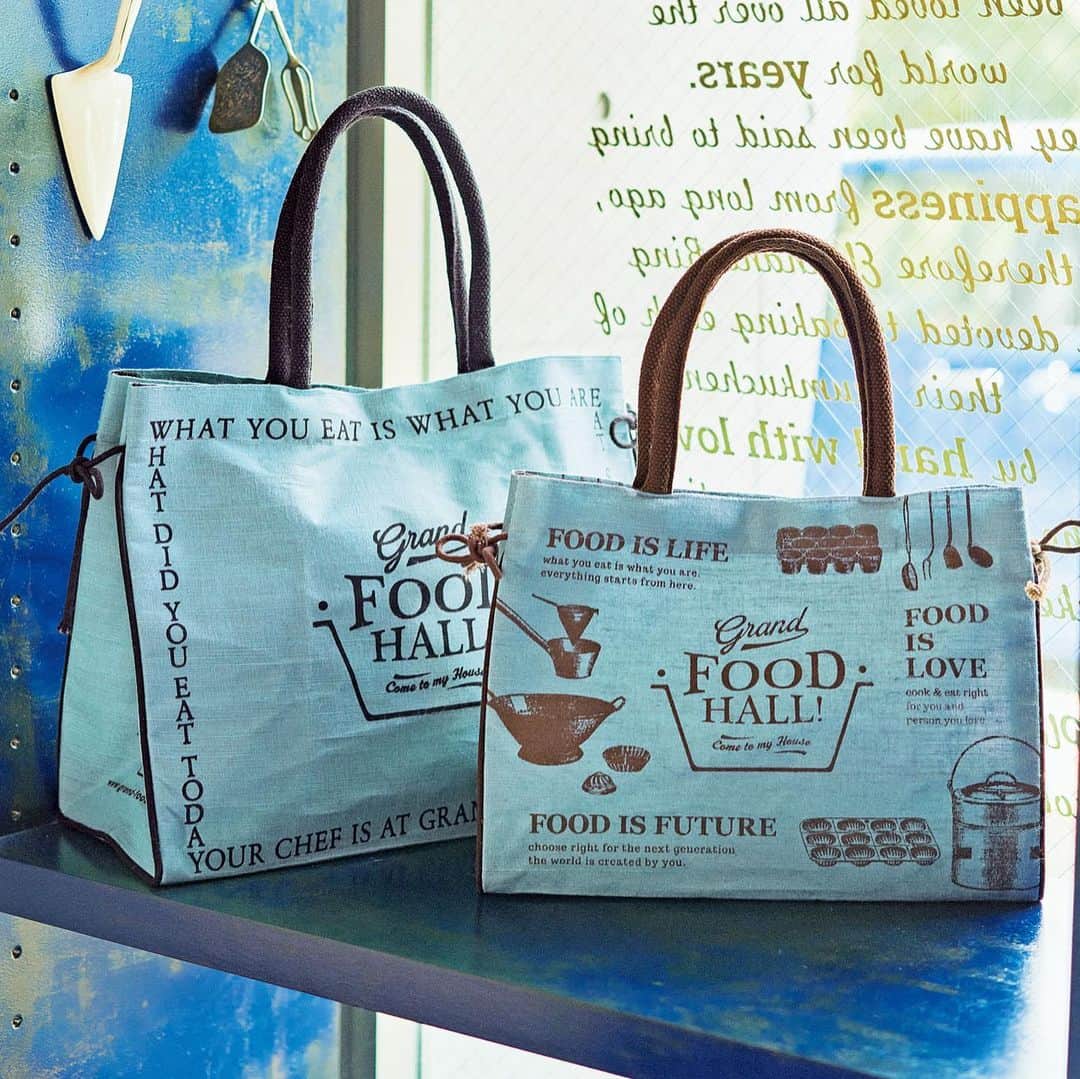 のインスタグラム：「発売後に即完売となった【Mart×GRAND・FOOD・HALL!】の コラボトートバッグが沢山のリクエストを頂き　@mart_select_shop_official で いよいよ近日再販になります❣️  何度も修正を重ね、こだわったブルーグレーは 季節を問わずに持てるカラーです。 サイズはS（ライトブラウンハンドル）¥2,300と M（ブラックハンドル）¥2,800の2サイズ。 ともに肩掛け出来る長さと、軽さも魅力で エコバッグから年末の帰省まで 幅広く使える超便利トート。前回買い逃した方も是非✨  こちらのトートバッグの発売日など 詳しくは明日発売のMart1月号をご覧下さい🌈  #martmag #雑誌マート #グランドフードホール #トートバッグ #エコバッグ」