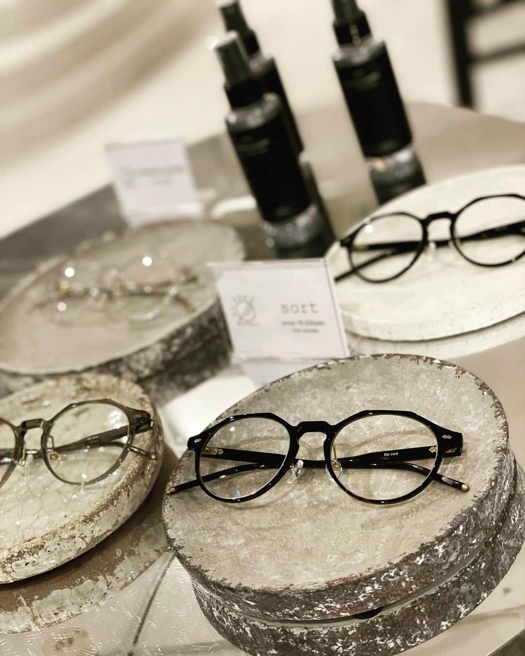 和田正人さんのインスタグラム写真 - (和田正人Instagram)「眼鏡のメンテナンス & 新しい物が仲間入り。安定の黒縁と落ち着きのある金縁。かっちょええー。#ReSee #グラスフィッター #issei」11月26日 18時52分 - daaaaaawaaaaaa
