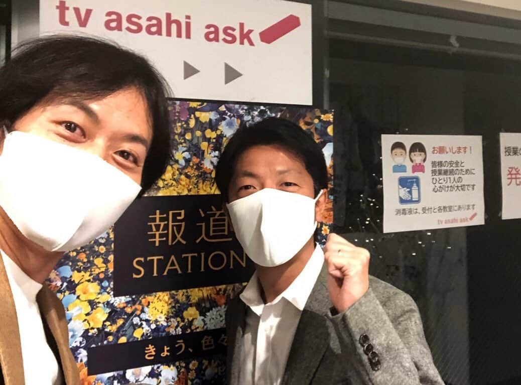 山田泰三さんのインスタグラム写真 - (山田泰三Instagram)「テレ朝の日本代表戦実況でもお馴染みの進藤潤耶アナとアスクでお会いしました⭐️ 期としては自分の1つ先輩。 局アナ時代は毎年駅伝でご一緒してました。 進藤さんの実況好きなんですよねー♫ 地上波の中でテレ朝のサッカー中継の人気が高いのもこの人の功績が大きいと思ってます。 コロナが落ち着いて早く飲みにいけますように🍻 #テレビ朝日 #アスク #進藤潤耶 #アナウンサー #アナウンススクール」11月26日 18時55分 - taizoyamada_official