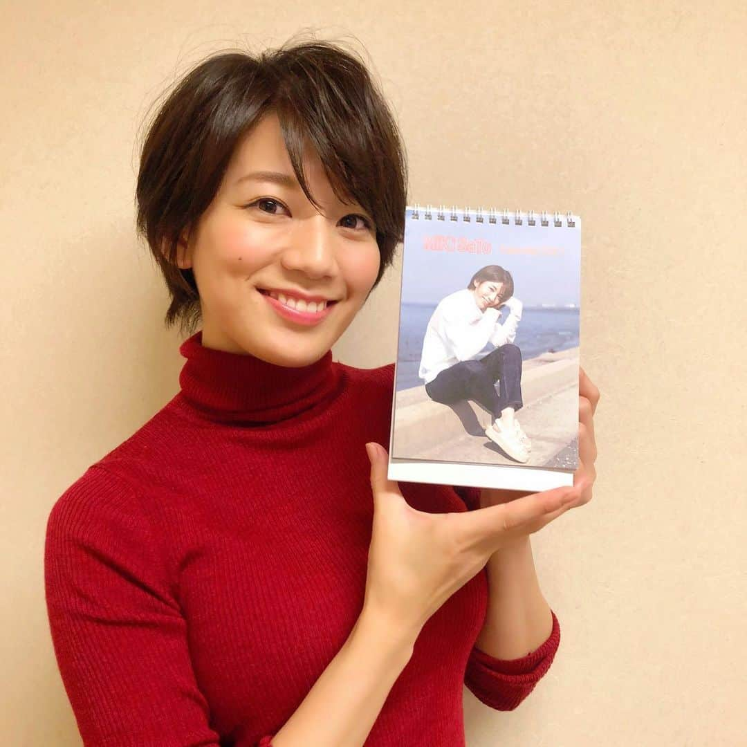 佐藤美希さんのインスタグラム写真 - (佐藤美希Instagram)「2021年卓上版カレンダーも完成！！﻿  壁掛け版とは違う写真になっています😊﻿ メルマガ会員様限定卓上版のご予約は今月末までなので、お早めにご予約ください✨﻿  ホリプロオンラインショップからご購入いただけます！﻿ ご購入いただいた方の中から抽選で10名の方限定で12/20に個別オンライントークも開催します！﻿ ぜひ☺️  #卓上カレンダー #2021年カレンダー #卓上版 #月間表記は私の直筆 #お部屋でもデスクでも #お一人様一冊のみ #今月末まで」11月26日 18時55分 - satomiki0626