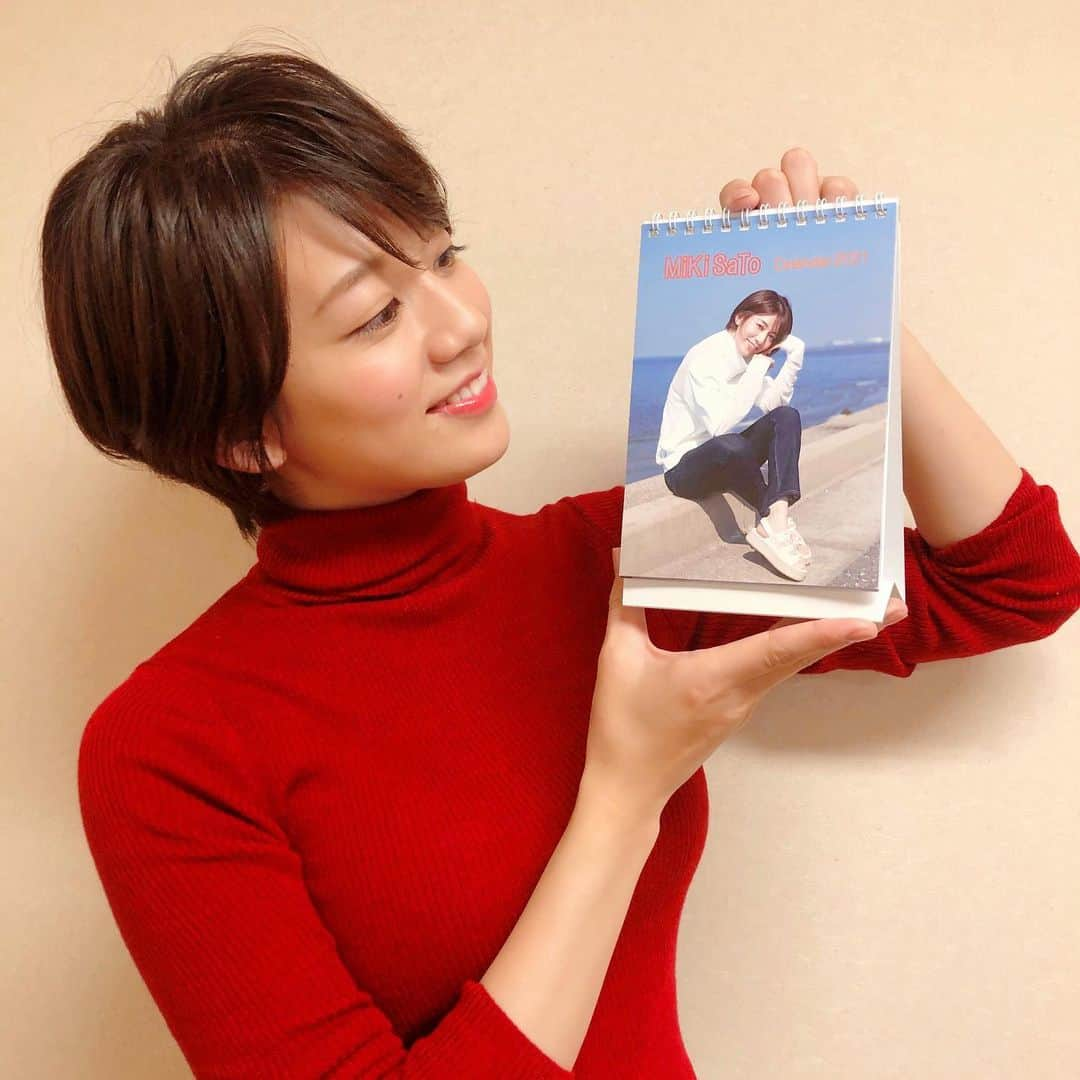 佐藤美希さんのインスタグラム写真 - (佐藤美希Instagram)「2021年卓上版カレンダーも完成！！﻿  壁掛け版とは違う写真になっています😊﻿ メルマガ会員様限定卓上版のご予約は今月末までなので、お早めにご予約ください✨﻿  ホリプロオンラインショップからご購入いただけます！﻿ ご購入いただいた方の中から抽選で10名の方限定で12/20に個別オンライントークも開催します！﻿ ぜひ☺️  #卓上カレンダー #2021年カレンダー #卓上版 #月間表記は私の直筆 #お部屋でもデスクでも #お一人様一冊のみ #今月末まで」11月26日 18時55分 - satomiki0626