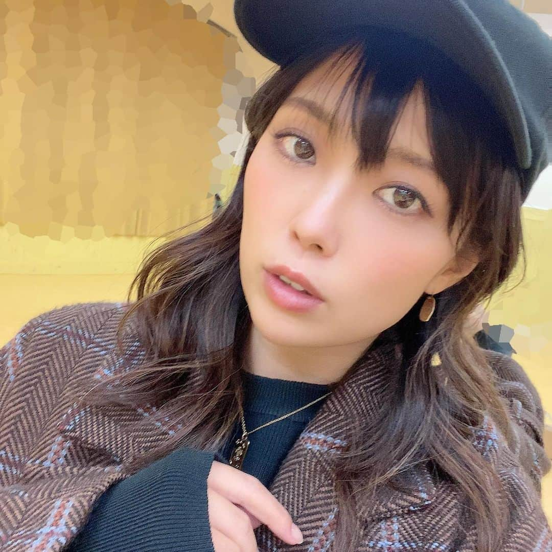 新原ミナミのインスタグラム：「今日は撮影で可愛くメイクしていただいたのでここぞとばかりに自撮りしといた丸。  メイクさんにメイクしていただくの勉強になるけど自分でなかなかできない、悩み。  #メイク #眉毛をうまく描けるようになりたい」