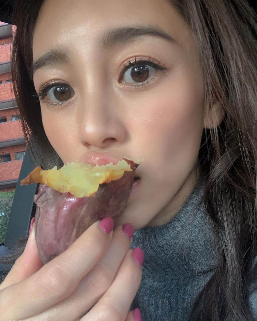 大桑マイミのインスタグラム：「サツマイモばかり食べてる最近。 今日の撮影でメイクの友ちゃんから無水鍋のおすすめをいただき、更に美味しい焼き芋🍠ができそうで楽しみ。 メイク中、サツマイモの話で盛り上がるなんて。。。 撮影後食べたさのあまり見つけた🤍紅はるかをほおばりました。😆あー甘くて美味しい。本当にサツマイモは体にいいことばかり　食物繊維豊富　肌にも腸にもよくてビタミンC豊富。あー。素晴らしい👏バターやサワークリームチリソースなどつけて食べることが多いのですが、おすすめレシピあれば皆様教えてください。  イモ女。」