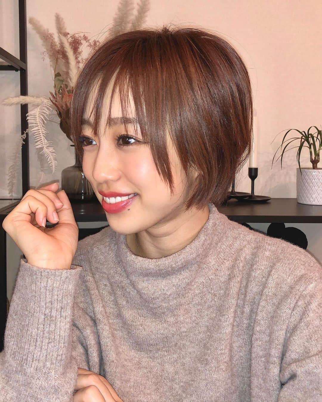 DJ YURiAさんのインスタグラム写真 - (DJ YURiAInstagram)「☺️☺️☺️﻿ ﻿ ﻿ 今日は暖かかったなぁ🌞🍂﻿ ﻿ ﻿ 最近艶肌を目指してファンデを塗る﻿ 練習をしています🙈💦﻿ ﻿ 最初少し荒れたけど慣れてきた！  凄く良く伸びて気に入ってます。 米粒くらいが良いです🙆🏻‍♀️ 時間が経っても綺麗な感じ✨﻿ ﻿ ブラシは毎日洗うのが理想と聞いて﻿ 今の私には無理だと判断して購入は﻿ 見送りました😭 ﻿ ﻿ ﻿ ﻿ #suqqu﻿ #makeup﻿ #uniqlo﻿ #艶肌﻿ #ファンデーション #諭吉ファンデ﻿ #子育てママ﻿ #ショートヘア﻿」11月26日 18時56分 - djyuria