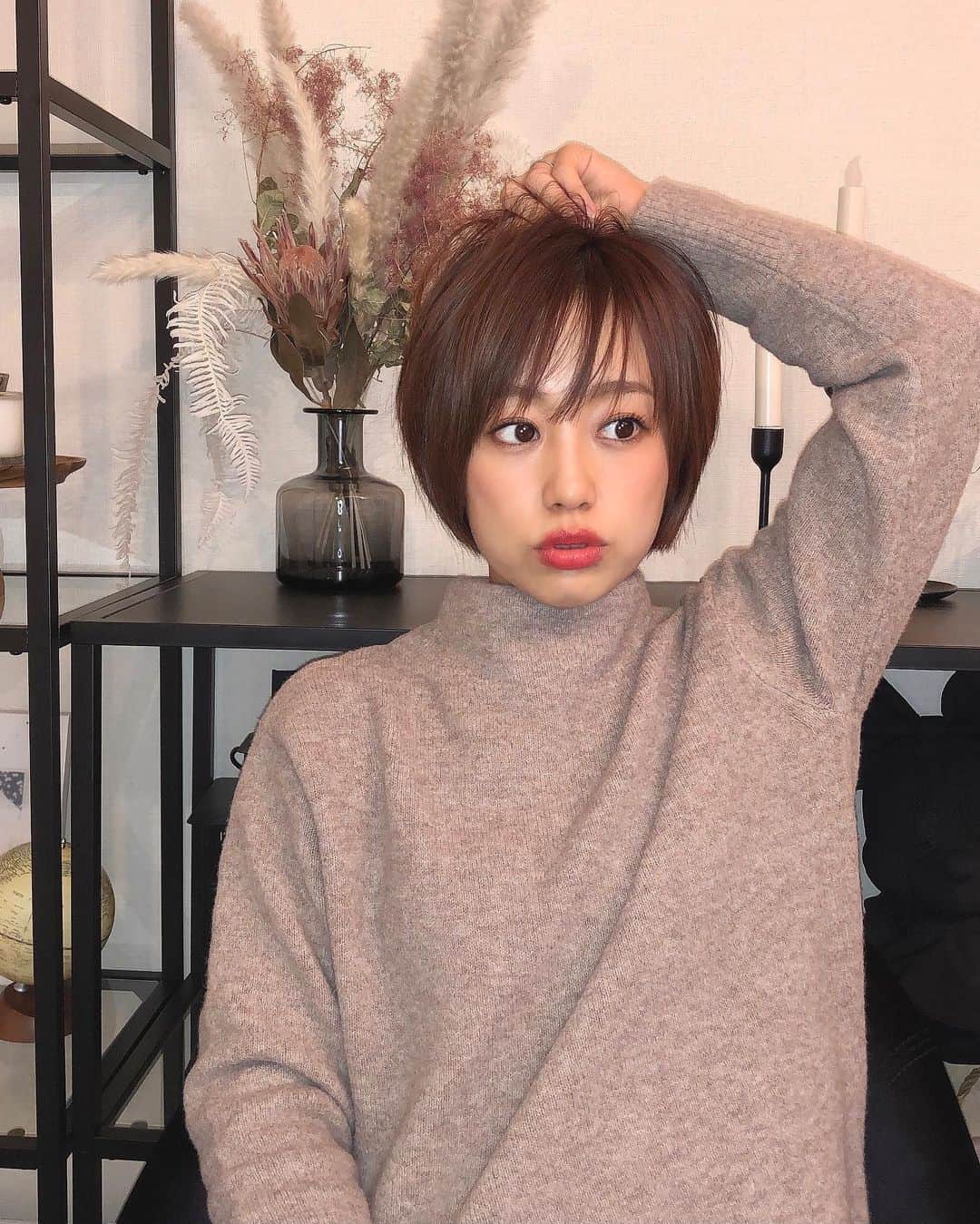 DJ YURiAさんのインスタグラム写真 - (DJ YURiAInstagram)「☺️☺️☺️﻿ ﻿ ﻿ 今日は暖かかったなぁ🌞🍂﻿ ﻿ ﻿ 最近艶肌を目指してファンデを塗る﻿ 練習をしています🙈💦﻿ ﻿ 最初少し荒れたけど慣れてきた！  凄く良く伸びて気に入ってます。 米粒くらいが良いです🙆🏻‍♀️ 時間が経っても綺麗な感じ✨﻿ ﻿ ブラシは毎日洗うのが理想と聞いて﻿ 今の私には無理だと判断して購入は﻿ 見送りました😭 ﻿ ﻿ ﻿ ﻿ #suqqu﻿ #makeup﻿ #uniqlo﻿ #艶肌﻿ #ファンデーション #諭吉ファンデ﻿ #子育てママ﻿ #ショートヘア﻿」11月26日 18時56分 - djyuria