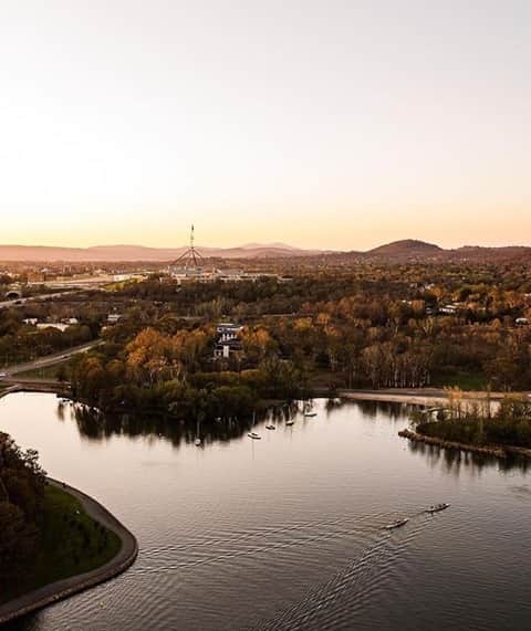 Australiaさんのインスタグラム写真 - (AustraliaInstagram)「How's the serenity? 🙏 @leantimms captured this serene perspective of her home town @visitcanberra – and what a home town it is. Australia’s capital city is a hub of art, culture, epicurean food and wine, and a buzzing craft beer scene. How to spend a day there? Wake up in luxury at @ovolohotels or @littlenationalhotel, tour the @nationalgalleryaus and the @nationalmuseumofaustralia for your culture fix, then head off for an afternoon at craft breweries @bentspokebeer and @capitalbrewing before dining out in culinary delight at top-tier restaurants @eateightysix @monsterkitchenbar or @aubergineben. #seeaustralia #VisitCanberra #HolidayHereThisYear」11月26日 19時00分 - australia