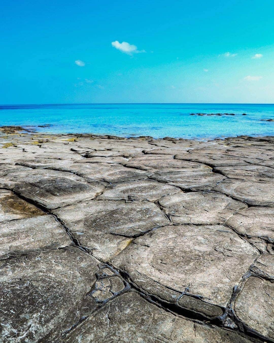 Be.okinawaのインスタグラム：「Ride a giant turtle and go on an adventure!  📍: Ou Island in Kumejima Town 📷: @hiroyuki.minamoto Thank you very much for your wonderful photo!  A mysterious Tatami Ishi (Rock Field) can be found in the southwestern part of Ou Island in Kumejima Town. The natural sculpture formed by the cooling and solidification of lava takes on the shape of a turtle shell and appears at low tide.  Hold on a little bit longer until the day we can welcome you! Experience the charm of Okinawa at home for now! #okinawaathome #staysafe  Tag your own photos from your past memories in Okinawa with #visitokinawa / #beokinawa to give us permission to repost!  #kumeisland #ojimaisland #奥武島 #奧武島 #오우지마 #tatamiishi #畳石 #beautifulnature #japan #travelgram #instatravel #okinawa #doyoutravel #japan_of_insta #passportready #japantrip #traveldestination #okinawajapan #okinawatrip #沖縄 #沖繩 #오키나와 #旅行 #여행 #打卡 #여행스타그램」