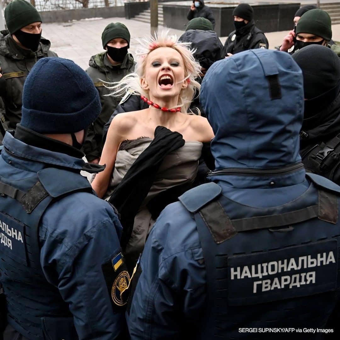 ABC Newsさんのインスタグラム写真 - (ABC NewsInstagram)「Police officers arrest a Femen activist protesting outside the Ukrainian President's office to mark the International Day for the Elimination of Violence against Women in Kiev, November 25, 2020. #ukraine #protest #violenceagainstwomen」11月26日 19時00分 - abcnews