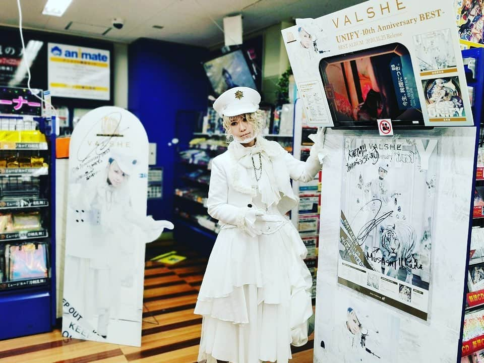 VALSHEさんのインスタグラム写真 - (VALSHEInstagram)「◢◣  同じく11月25日 ハレスタ放送直前に、アニメイト池袋本店様に足跡を残してきました！  24日から全国11カ所にて抽選会開催中ですが（地域によっては25日スタートの場所もあり、お近くの会場HPなどチェックしてみてね！） アニメイト池袋本店様はお馴染みの地ということで いつものあの入り口の場所にドドンと特設されておりました！  ７Fフロアにも大展開してくださっていて 撮影スポットもあったよー！ サインなど残してきたついでに なぜかここでタイガーの名前を初公開  いつもありがとうございます！ 抽選会もハズレなしでいろんなアイテムをご用意しているので、楽しんでガラガラしてね！  本当だったら今年なんかは全国の展開してくれているお店さんにもっと回りたかったのになあ！！！！ と思っているので、お近くのお店に遊びに行ったらTwitterなどでバルにも写真送ってね待ってます。笑  マスクシールドが衣装と妙にマッチしていて「違和感ねえ…」とスタッフ陣からも謎好評でした。うん、違和感ない。  #V_UNIFY」11月26日 19時01分 - valshe_official