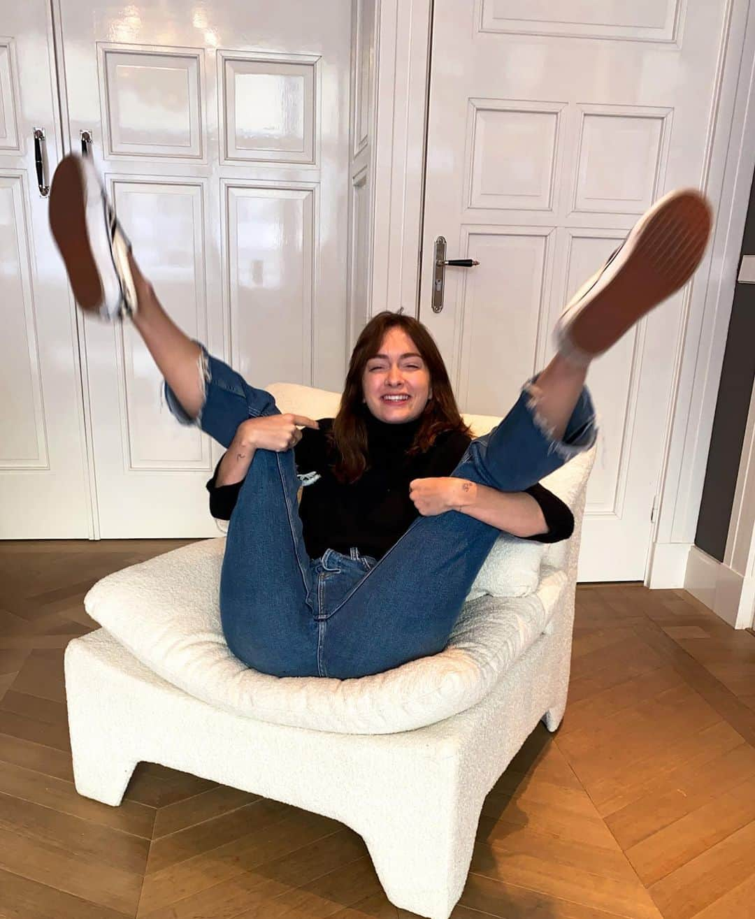 ライアン・マイヤーさんのインスタグラム写真 - (ライアン・マイヤーInstagram)「Ehm excuse me miss, no shoes on the new chair」11月26日 19時01分 - rianne.meijer