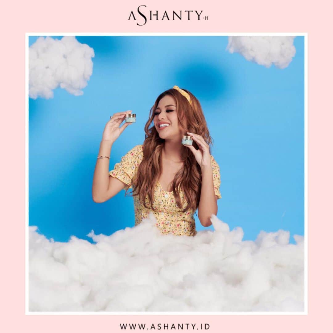 ASHANTY BEAUTY CREAM OFFICIALのインスタグラム：「Masih bingung dengan masalah kulit wajah yang kusam, berminyak dan berjerawat ? Sudah saatnya kamu mengatasi masalah kulit wajahmu dan ucapakan selamat tinggal pada kulit kusam, berminyak dan berjerawat.  Mulailah merawat wajah menggunakan Acne Cream Series by @ashantyid dengan formula khusus yang mampu mengatasi masalah kulit wajah kusam, berminyak dan berjerawat  _____________________________ Informasi dan pemesanan  Ashanty Beauty Cream Chat Via WA : WA: 081293823950 WA: 081287388885 WA: 087778489900 WA: 085781140354 ⚡️ Fast Respons Click Link On Bio Instagram @ashantyid ❣️ ______________________________ #ashantybeautycream #creamashanty #skincareashanty #skincare #skincareartis #skincarelokal #creamwajah #creamperawatanwajah #obatjerawat #jerawat #kosmetik #krimwajah #creamwajah #whiteningcream #ashantyid #ashanty」