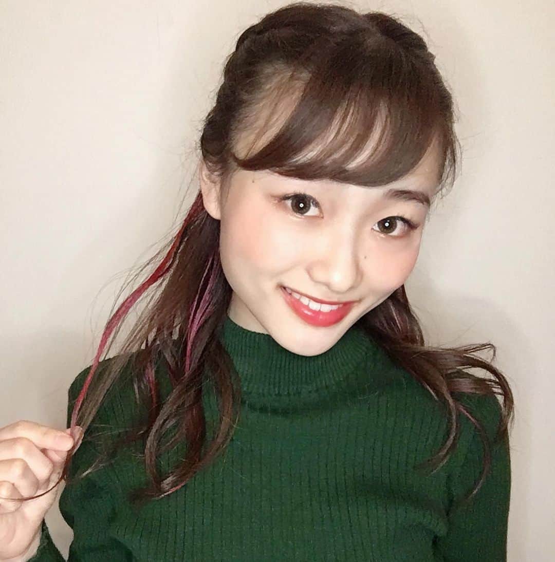 のインスタグラム：「こんばんは✨ リーゼ様（ @liese_official_jp ）の #ヘアモンスター 使って、クリスマスコーデをしてみました❤️  私が使用した色は限定カラーの #ルージュレッド です💄✨  10回振って、色を付けたい部分に、ローラーで転がすだけ！簡単にオシャレを楽しめます😊  おうちでパーティーをする時も、より一層楽しめるはずっ！！💓  みなさんも是非使ってみて下さい♪  #リーゼ #liese #ヘアモンスター #pr_花王 #ヘアアレンジ #簡単ヘアアレンジ #ヘアカラー #1dayhairmonster #インナーカラー  #三つ編みアレンジ #編み込みアレンジ #編み込み #クリスマス #クリスマスコーデ #赤髪 #赤インナーカラー」