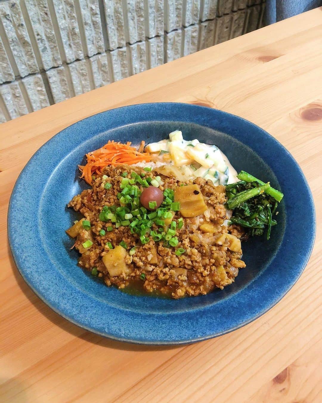 木村ミサのインスタグラム：「🍛﻿ ﻿ ・根菜キーマ﻿ ・にんじんクミンラペ﻿ ・柿ライタ﻿ ・春菊トーレン﻿ ﻿ 家にあるものの詰め合わせカレーだけど﻿ まぜまぜするとお互いが手を取り合ってくれるからうちの子たち優秀だわ🍛﻿ ﻿ 突然ですが﻿ 今週末の日曜日11/29に﻿ 新橋破天荒にてカレー作ります。﻿ 時間は14:00くらいからの予定！﻿ 急なので数量多くないかもだけど﻿ よかったらふらっと遊びに来てください﻿ みなさんに会えるのはいつぶりだろうか…くらい﻿ 久しぶりなので、楽しみにしてます☺️🍛﻿ ﻿ ﻿ ﻿ ﻿ ﻿ #timeiscurry #curry #currystagram #curryrice #currylover #カレー #カレーライス #カレー好きな人と繋がりたい #家カレー #キーマカレー﻿」