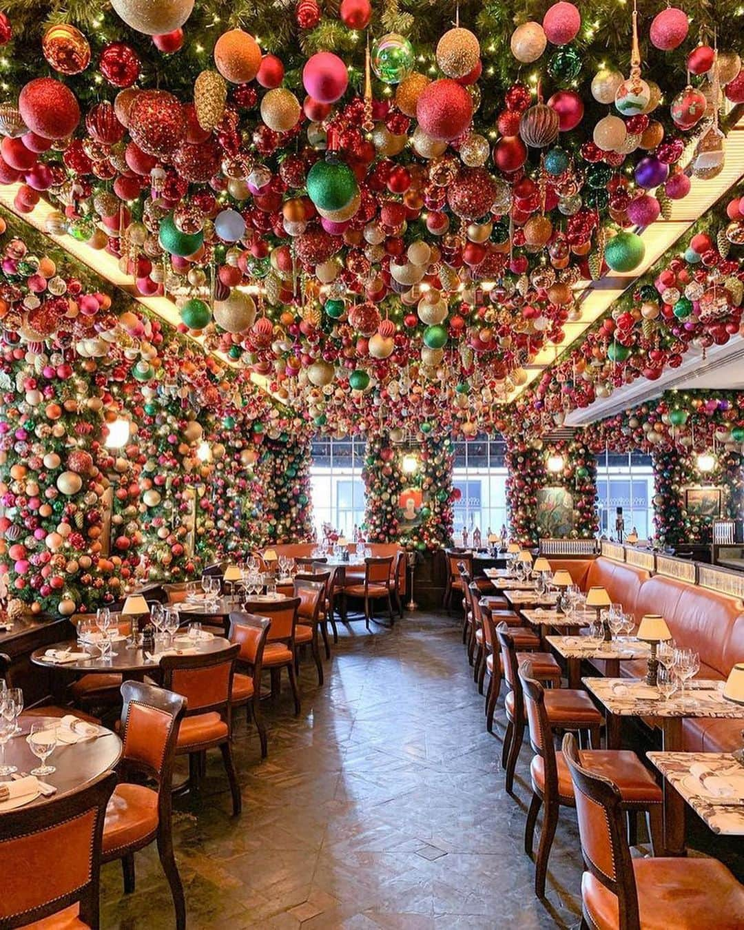 Inspirationのインスタグラム：「A melhor época do ano 🎄 ♥️💫 e o restaurante @34mayfair em Londres ganhou uma cara nova. Instalação por @janewadhamfloraldesign.  Use #decoreinteriores #decorcriative. Follow {@decoreinteriores}.」