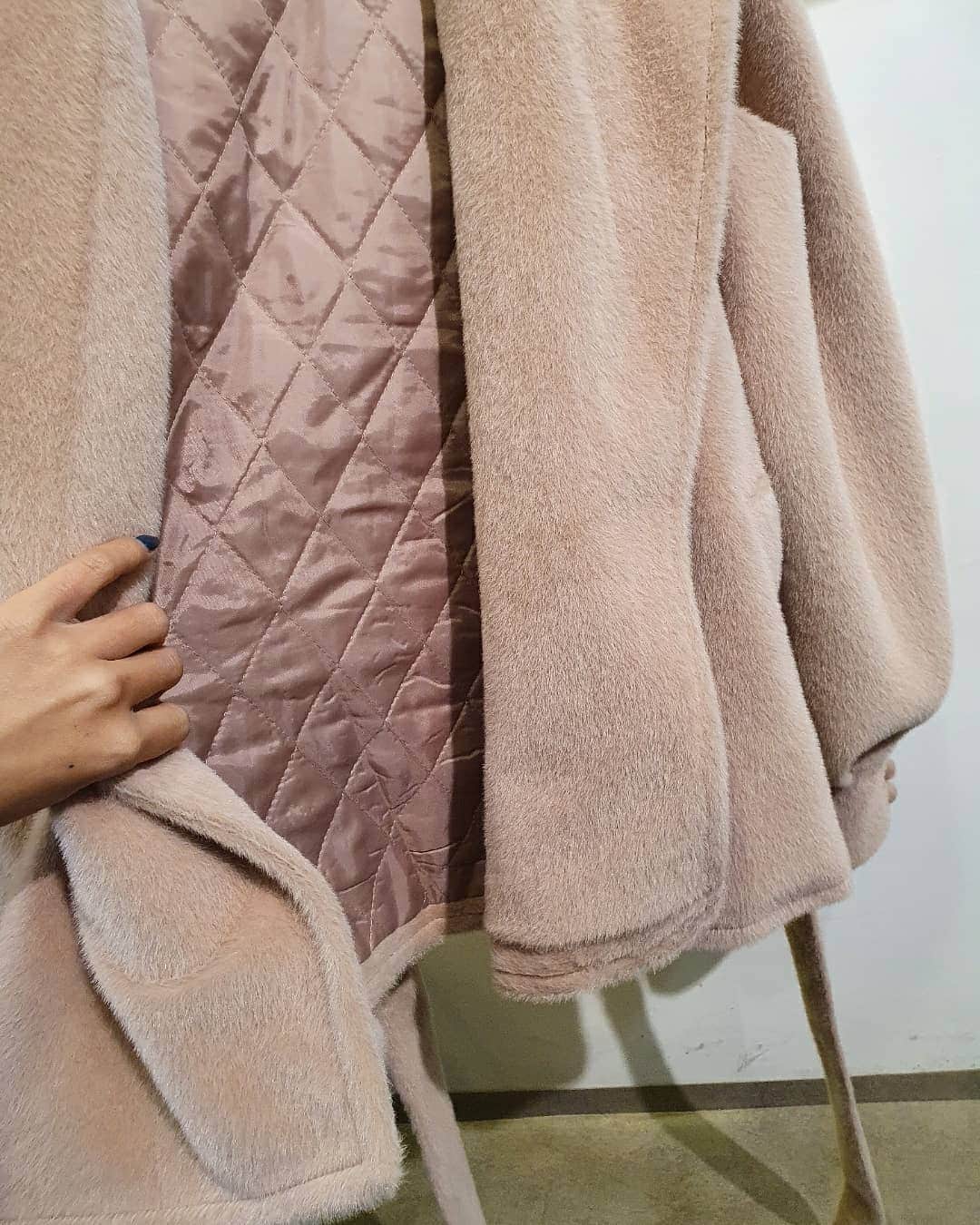 minikkallongさんのインスタグラム写真 - (minikkallongInstagram)「소주 땡기는 날이네요 요 아이는 연말룩으로 딱이구요🌹 #국내제작#송치울코트#누빔#미니깔롱」11月26日 19時10分 - minikkallong