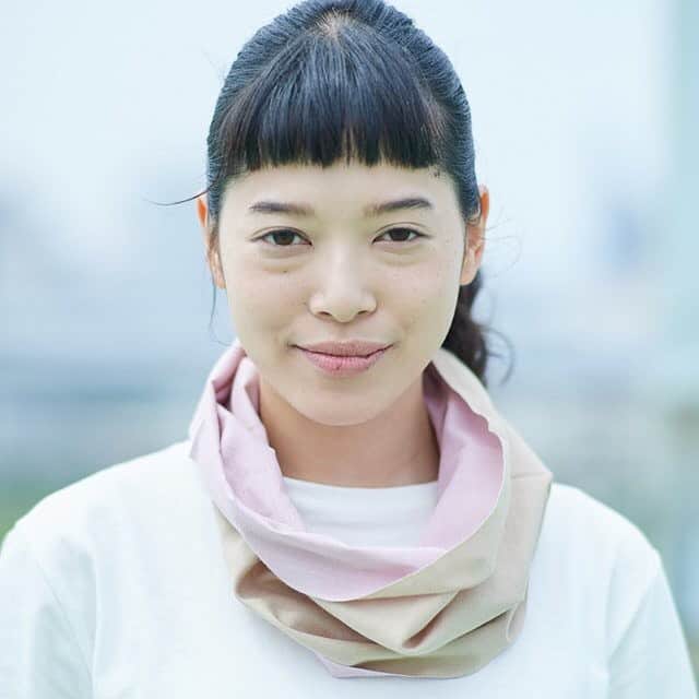 hiraliさんのインスタグラム写真 - (hiraliInstagram)「hirali の姉妹ブランド、Ｏo（ワォ）の 「手ぬぐいで作ったスヌード」が実用新案登録されました。  Ｏoは和晒を輪っかに縫い上げた今までにない首の肌着です。スヌードとしてファッションにも。マフラーやコートの下に肌着としてもお使い頂けます。 hirali 同様、リバーシブル染色も施されています。  ◾️竹野染工ホームページ http://takenosenko.jp/  #キナリノ#キナリノモール #hirali#ひらり#てぬぐい#手ぬぐい#竹野染工#actus  #丁寧な暮らし#今日のてぬぐい#手ぬぐいのある暮らし #伝統工芸#布#生地#テキスタイル#北欧 #traditional #madeinjapan #ロール捺染  #暮らし#暮らしの雑貨#雑貨#Oo#ワォ#堺市#注染#晒#マスク  ◾️ 実用新案申請中◾️  「リバーシブル染色」 ◾️商標登録申請中◾️ 「てぬぐいスヌード」「てぬぐいスヌードOo」」11月26日 19時13分 - hiralitenugui