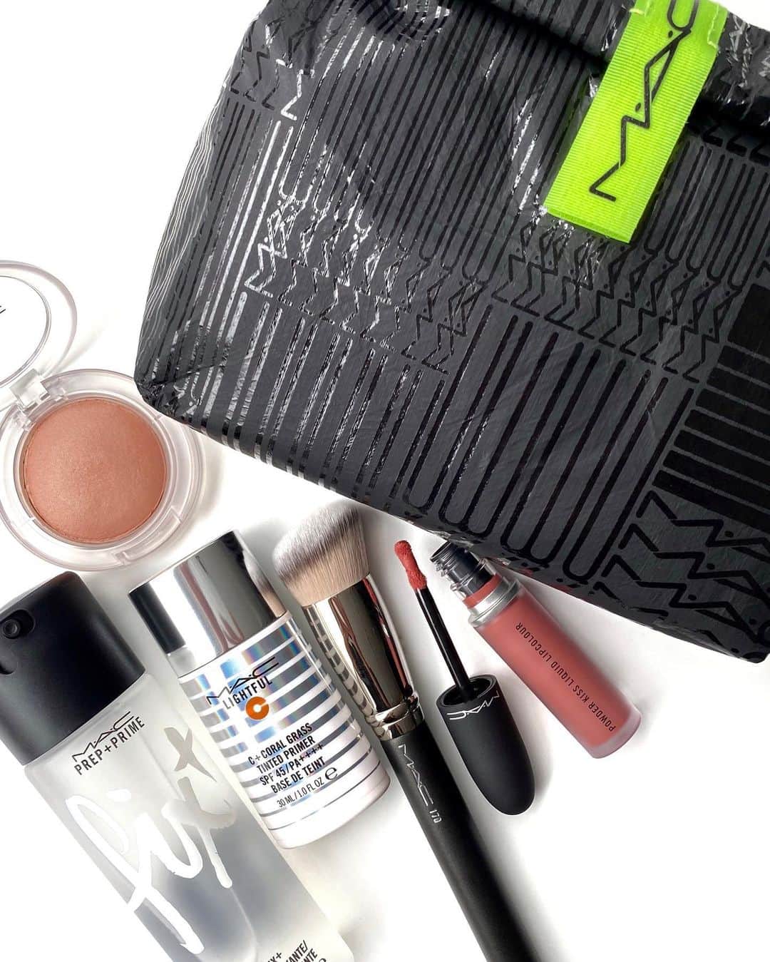 M∙A∙C Cosmetics Japanのインスタグラム：「【全国のM·A·Cカウンター限定！】 本日11月26日(木)～なくなり次第終了 ㅤ 全国のM·A·Cカウンター*限定で、お好きなM·A·C製品を税込8,800円以上お買いあげで、 M·A·C限定ポーチをプレゼント🎁 ㅤ *M·A·C直営店、百貨店店舗限定 ※ポーチサイズ: H160 x W180 x D50mm ※プレゼントはお1人様1会計につき1回まで」