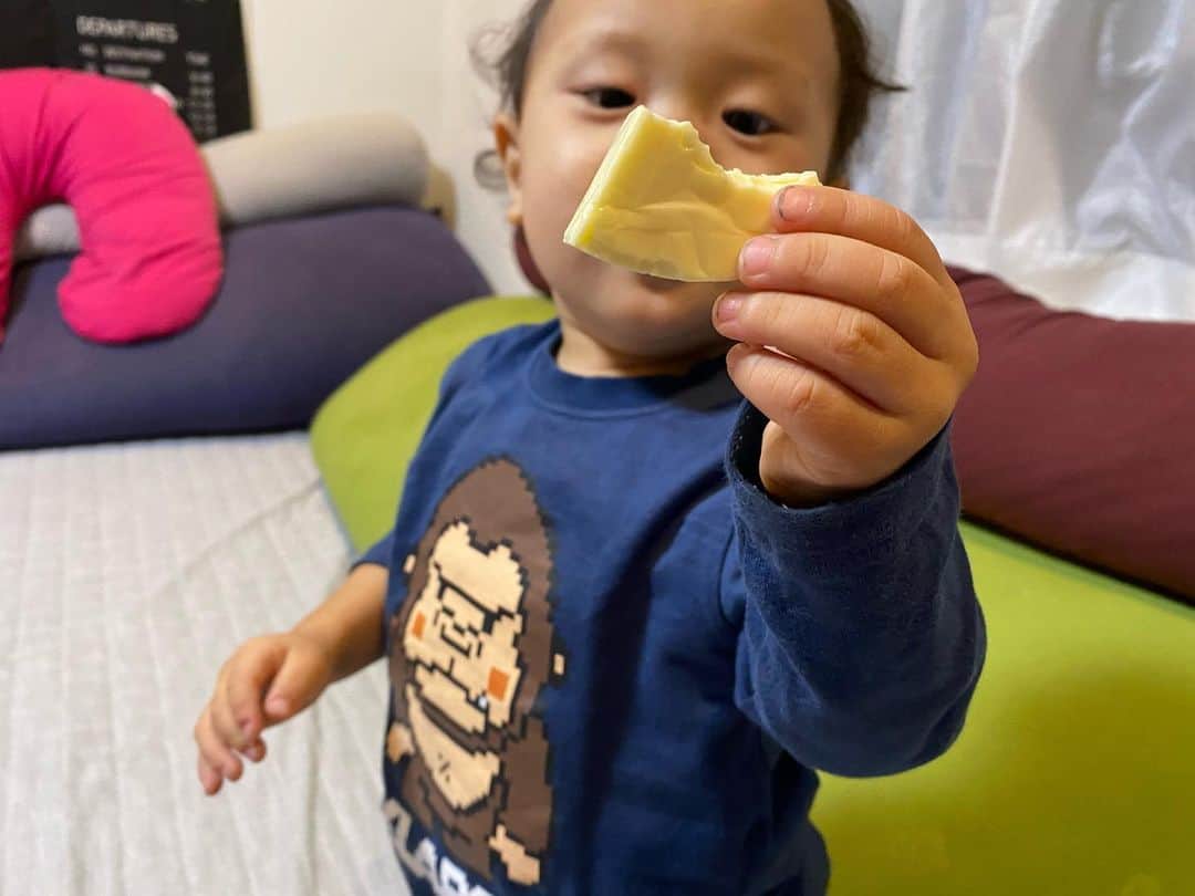江原千鶴（エハラチヅル）さんのインスタグラム写真 - (江原千鶴（エハラチヅル）Instagram)「チーズが大好きすぎるエハラキッズ達。うたくんも「ろくぴーちーず」覚えました‼️  #6pチーズ  #幸せのハート6p無かった #メグミルク #うたくん成長記録  #1歳11ヶ月  #おしゃべり #チーズ党」11月26日 19時18分 - eharachizuru