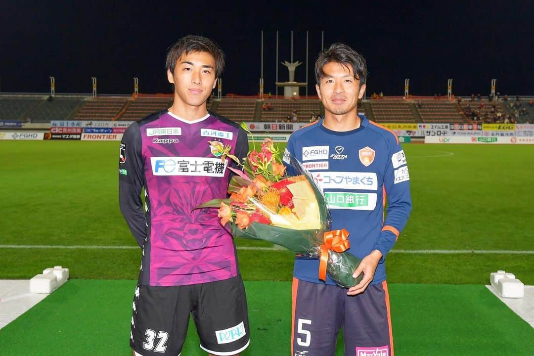 のインスタグラム：「この偉業を直接お祝いできて良かったです！ 本当にすごい！ 健太郎さん、Jリーグ400試合出場おめでとうございます㊗  そして、レノファサポーター、維新のスタジアムはやっぱり素晴らしいと感じました。 悔しい気持ちも、また次へという前向きな力に変えてくれます。  リーグも終盤。 勝つジェフを見せられるように。 応援よろしくお願いします！  #jefunited  #renofa  #ジェフ千葉 #レノファ山口」