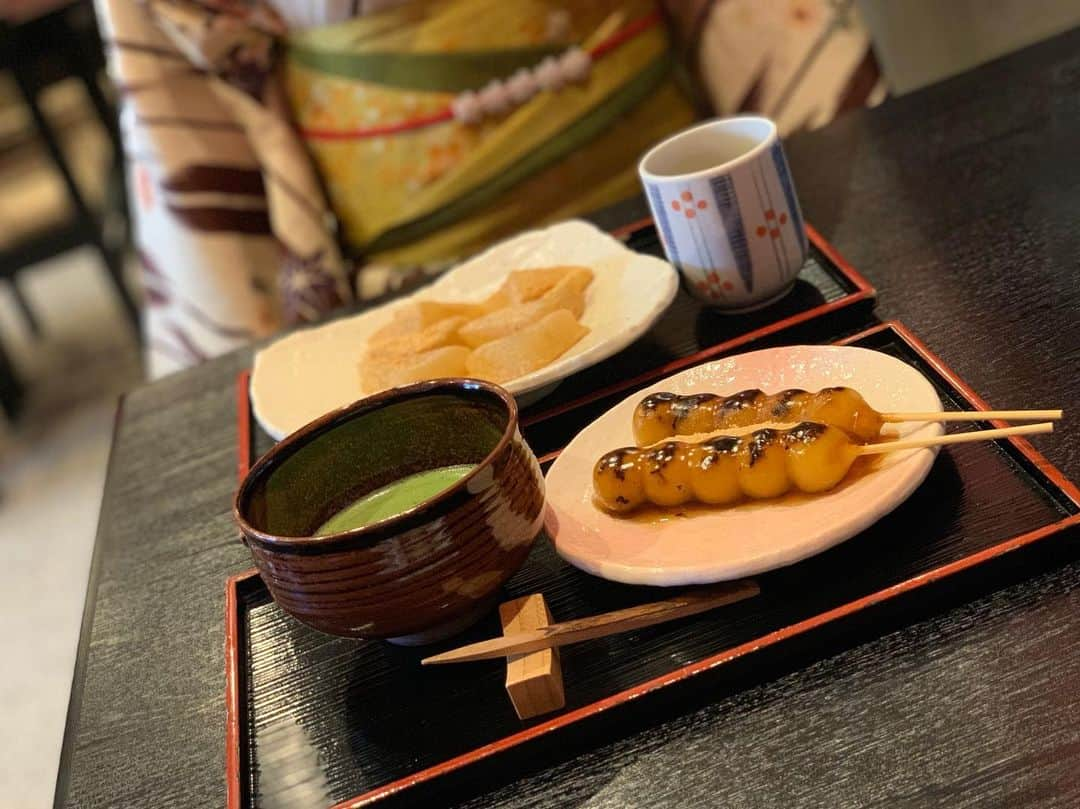 Chiharuのインスタグラム：「❤︎ 京都の祇園四条の近くのカフェ🥰 . お団子とゆずわらび餅💞 おいしかった、和スイーツ大好き＊ ❤︎ #京都　#京都カフェ　#京都カフェ巡り　#カフェ #カフェ巡り #カフェ好きな人と繋がりたい #カフェスタグラム #カフェ部 #カフェ活 #スイーツ　#和スイーツ #抹茶　#みたらし団子  #スイーツ好きな人と繋がりたい #スイーツ巡り #スイーツ女子 #kyoto #kyotocafe  #maccha  #sweets #instagood #instagram  #japan #japanesefood」