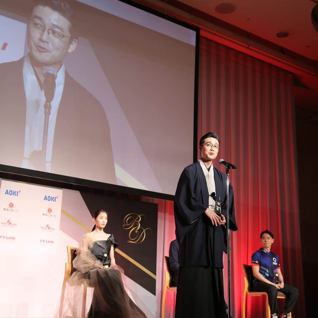 尾上菊之丞さんのインスタグラム写真 - (尾上菊之丞Instagram)「第49回ベストドレッサー賞において、身に余る栄誉に与りました。 学術・文化部門で選出していただき授賞式に出席して参りました。  コロナ禍の中でも舞踊家として振付師としての存在価値を見出そうともがいておりますが、つかの間華やかなひと時を過ごしました。  これを機会に更に日本舞踊をはじめとする日本の文化を、少しでも多くの皆様にご案内できるよう勤めて参ります。どうぞよろしくお願い致します！  #ベストドレッサー賞 #授賞式 #尾上菊之丞 #田中みな実 #中村倫也 #鈴木善久 #伊藤忠商事 #ときど #tokido #eスポーツ #日本舞踊」11月26日 19時33分 - kikunojoonoe3
