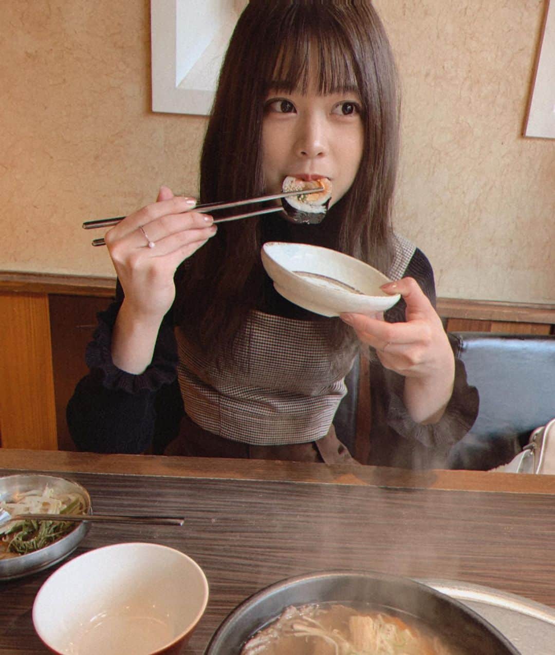 吉川七瀬さんのインスタグラム写真 - (吉川七瀬Instagram)「もぐもぐ🍴 キンパって美味しいけど食べるの難しい #韓国料理　#キンパ　#美味しい」11月26日 19時25分 - yoshikawa_nanase
