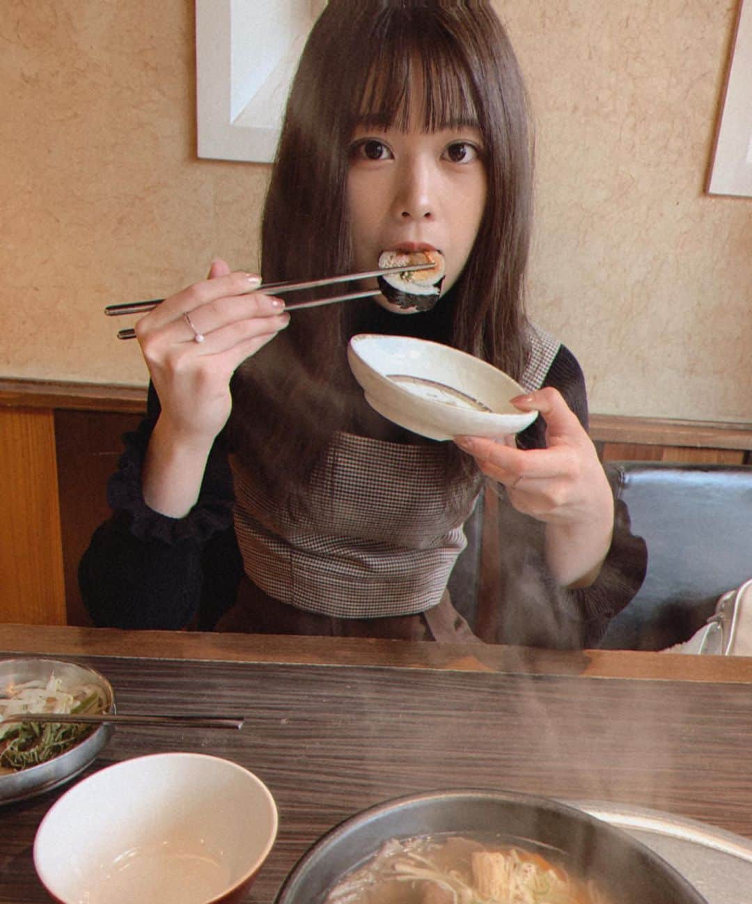吉川七瀬さんのインスタグラム写真 - (吉川七瀬Instagram)「もぐもぐ🍴 キンパって美味しいけど食べるの難しい #韓国料理　#キンパ　#美味しい」11月26日 19時25分 - yoshikawa_nanase